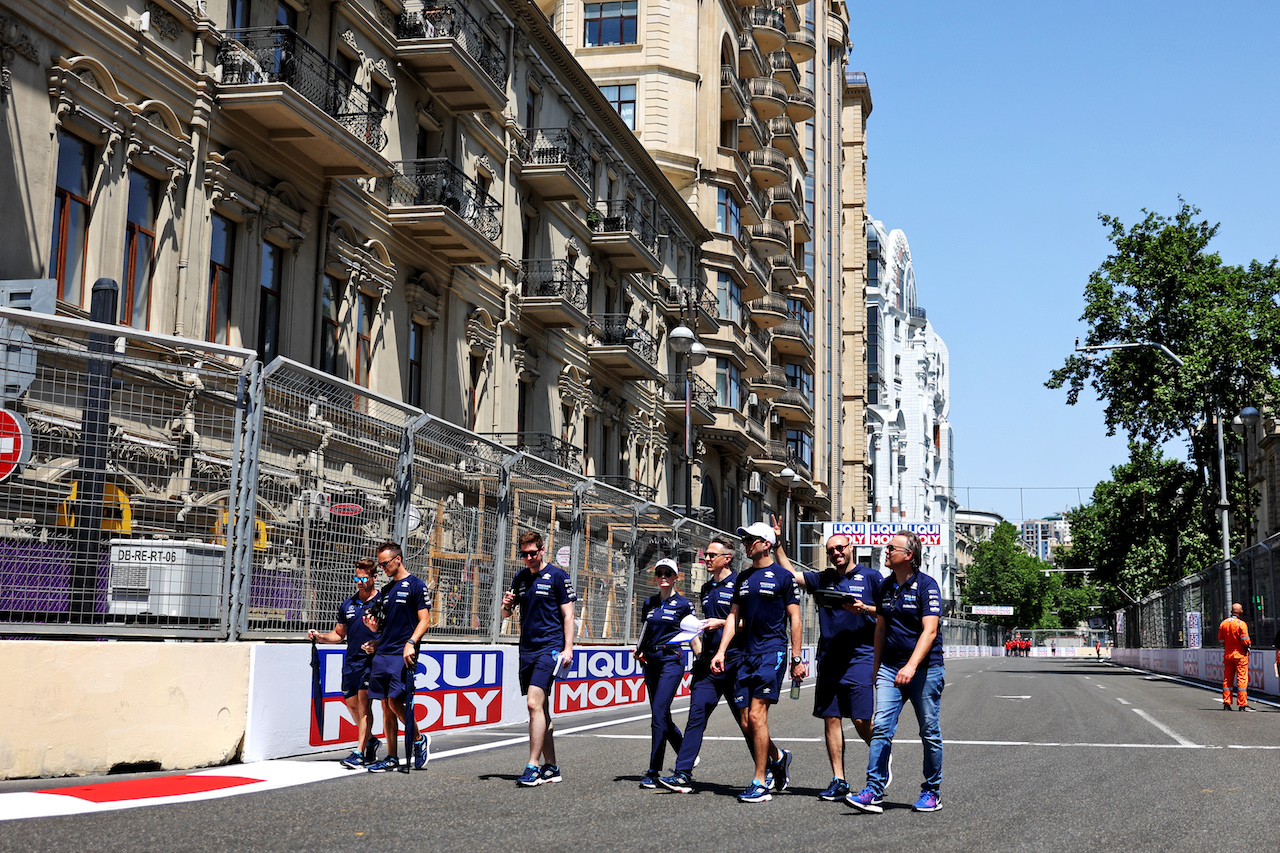 GP AZERBAIJAN, Nicholas Latifi (CDN) Williams Racing walks the circuit with the team.
09.06.2022. Formula 1 World Championship, Rd 8, Azerbaijan Grand Prix, Baku Street Circuit, Azerbaijan, Preparation Day.
- www.xpbimages.com, EMail: requests@xpbimages.com © Copyright: Bearne / XPB Images