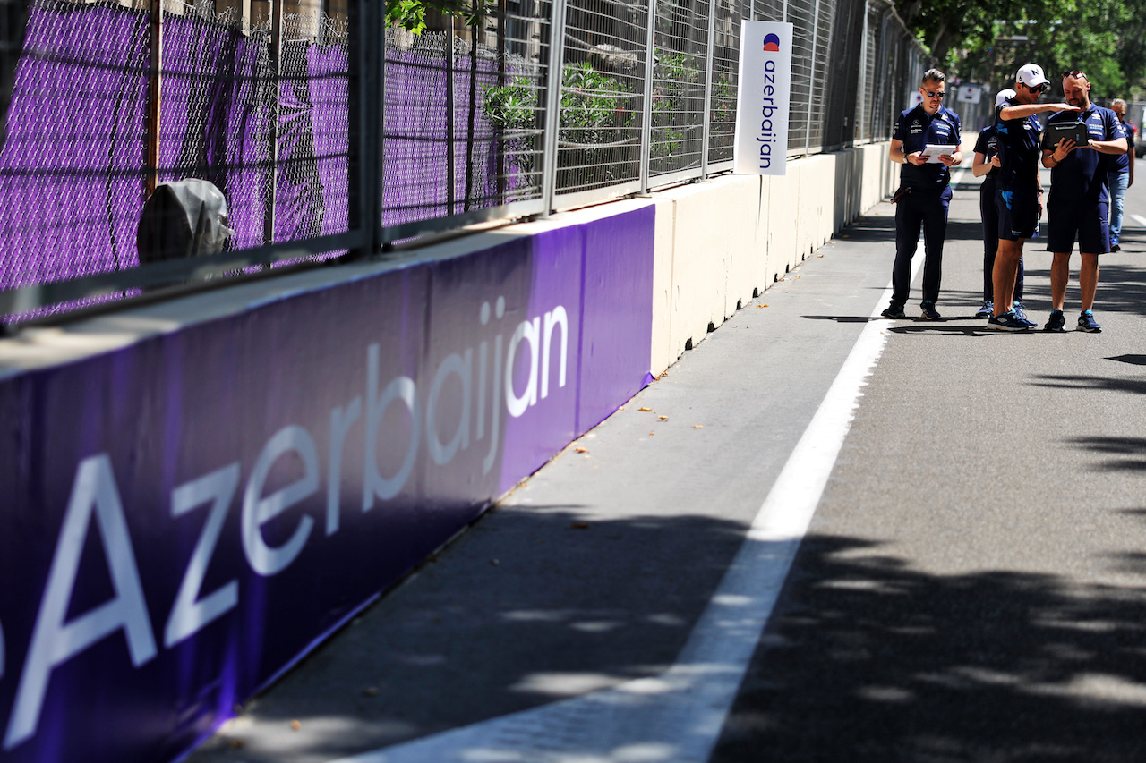 GP AZERBAIJAN, Nicholas Latifi (CDN) Williams Racing walks the circuit with the team.
09.06.2022. Formula 1 World Championship, Rd 8, Azerbaijan Grand Prix, Baku Street Circuit, Azerbaijan, Preparation Day.
- www.xpbimages.com, EMail: requests@xpbimages.com © Copyright: Bearne / XPB Images