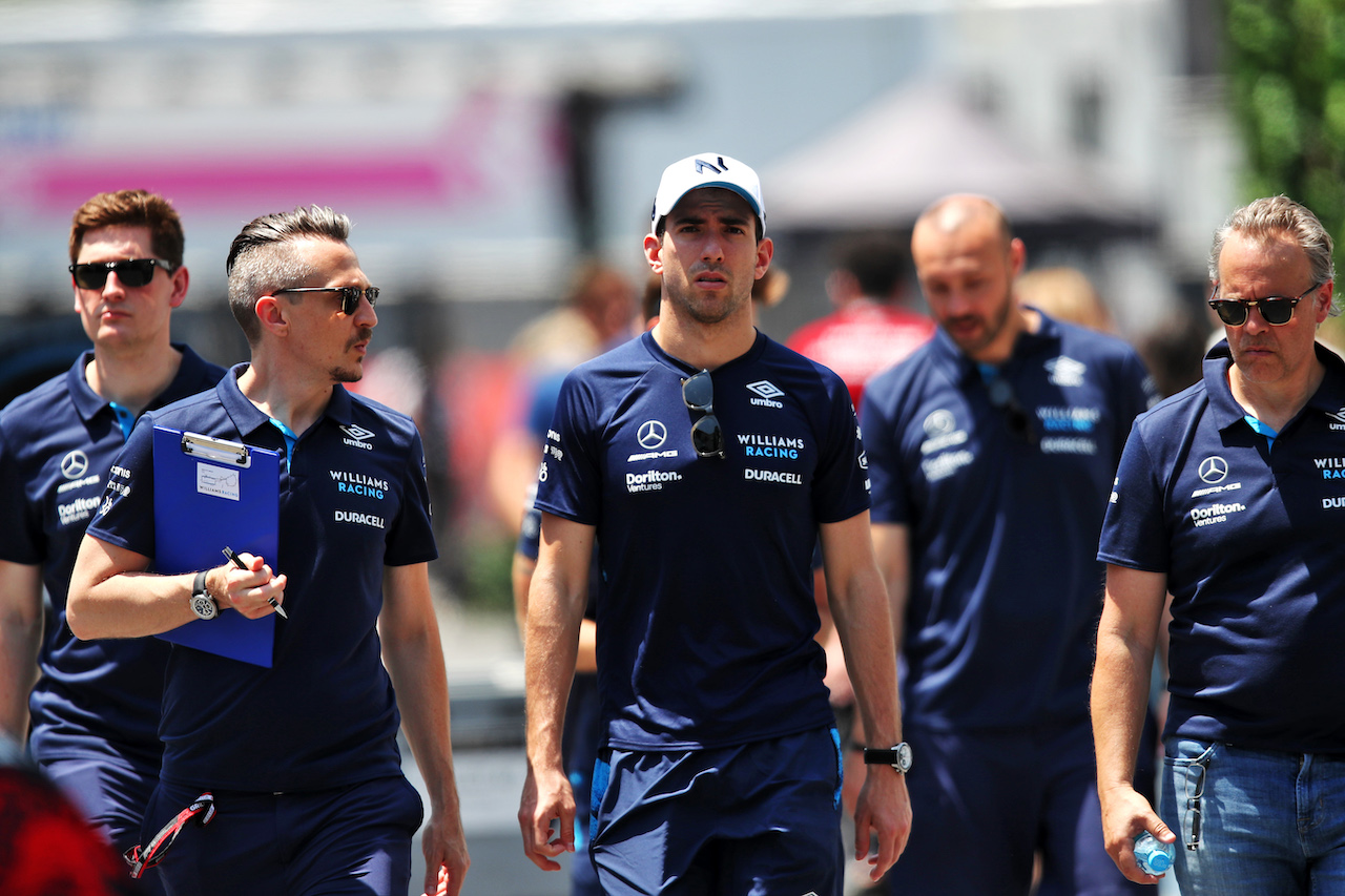 GP AZERBAIJAN, Nicholas Latifi (CDN) Williams Racing with Gaetan Jego, Williams Racing Gara Engineer (Left).
09.06.2022. Formula 1 World Championship, Rd 8, Azerbaijan Grand Prix, Baku Street Circuit, Azerbaijan, Preparation Day.
 - www.xpbimages.com, EMail: requests@xpbimages.com © Copyright: Coates / XPB Images
