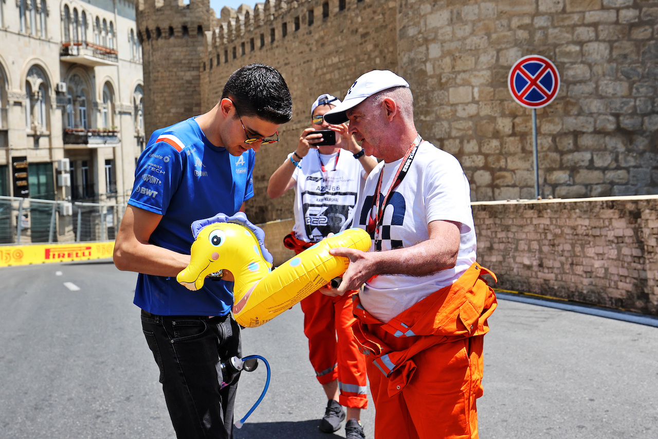 GP AZERBAIJAN, Esteban Ocon (FRA) Alpine F1 Team with marshals on the circuit.
09.06.2022. Formula 1 World Championship, Rd 8, Azerbaijan Grand Prix, Baku Street Circuit, Azerbaijan, Preparation Day.
- www.xpbimages.com, EMail: requests@xpbimages.com © Copyright: Charniaux / XPB Images
