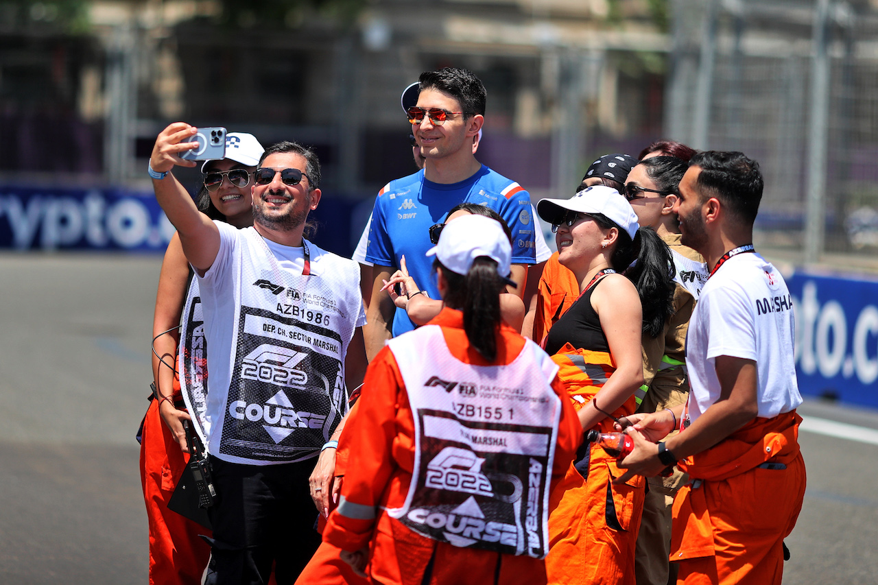 GP AZERBAIJAN, Esteban Ocon (FRA) Alpine F1 Team with marshals on the circuit.
09.06.2022. Formula 1 World Championship, Rd 8, Azerbaijan Grand Prix, Baku Street Circuit, Azerbaijan, Preparation Day.
- www.xpbimages.com, EMail: requests@xpbimages.com © Copyright: Charniaux / XPB Images