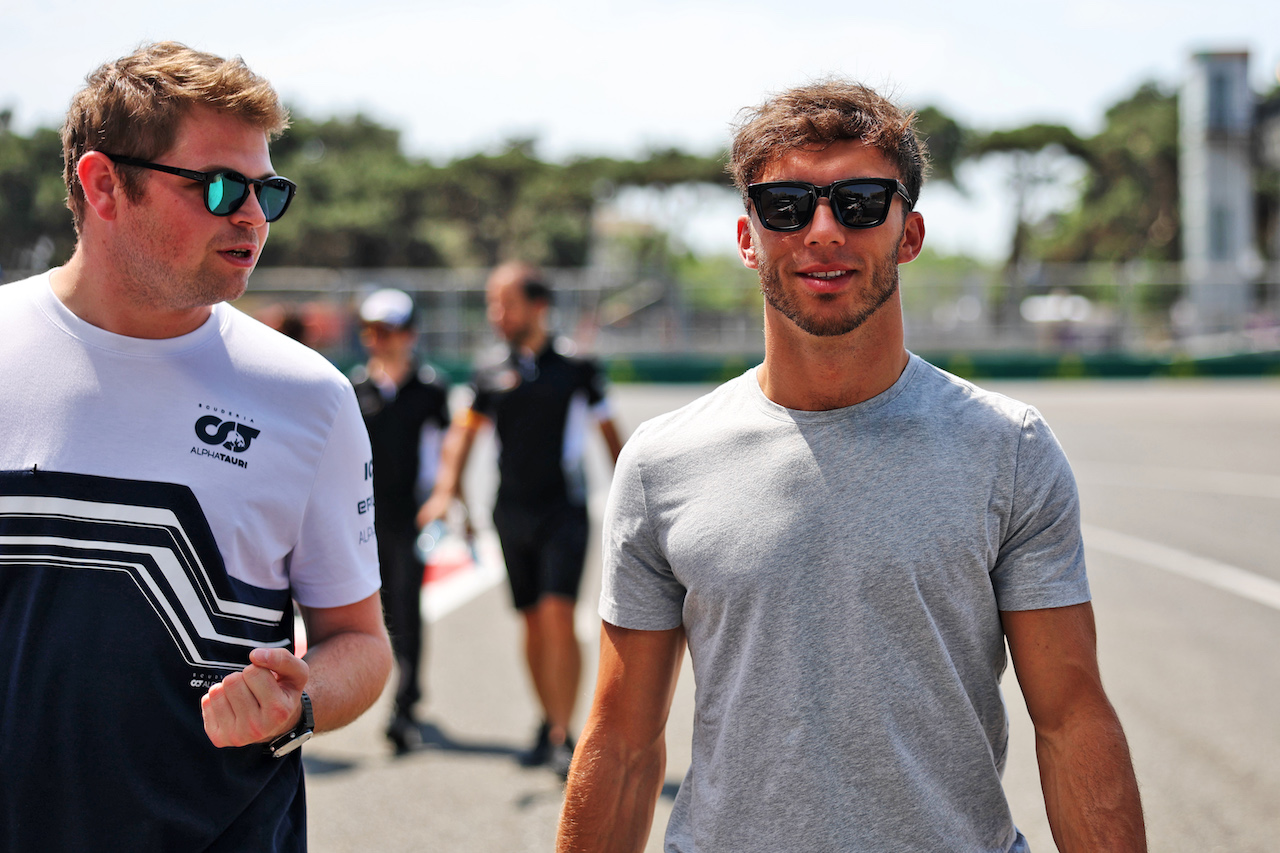GP AZERBAIJAN, Pierre Gasly (FRA) AlphaTauri walks the circuit with the team.
09.06.2022. Formula 1 World Championship, Rd 8, Azerbaijan Grand Prix, Baku Street Circuit, Azerbaijan, Preparation Day.
- www.xpbimages.com, EMail: requests@xpbimages.com © Copyright: Bearne / XPB Images