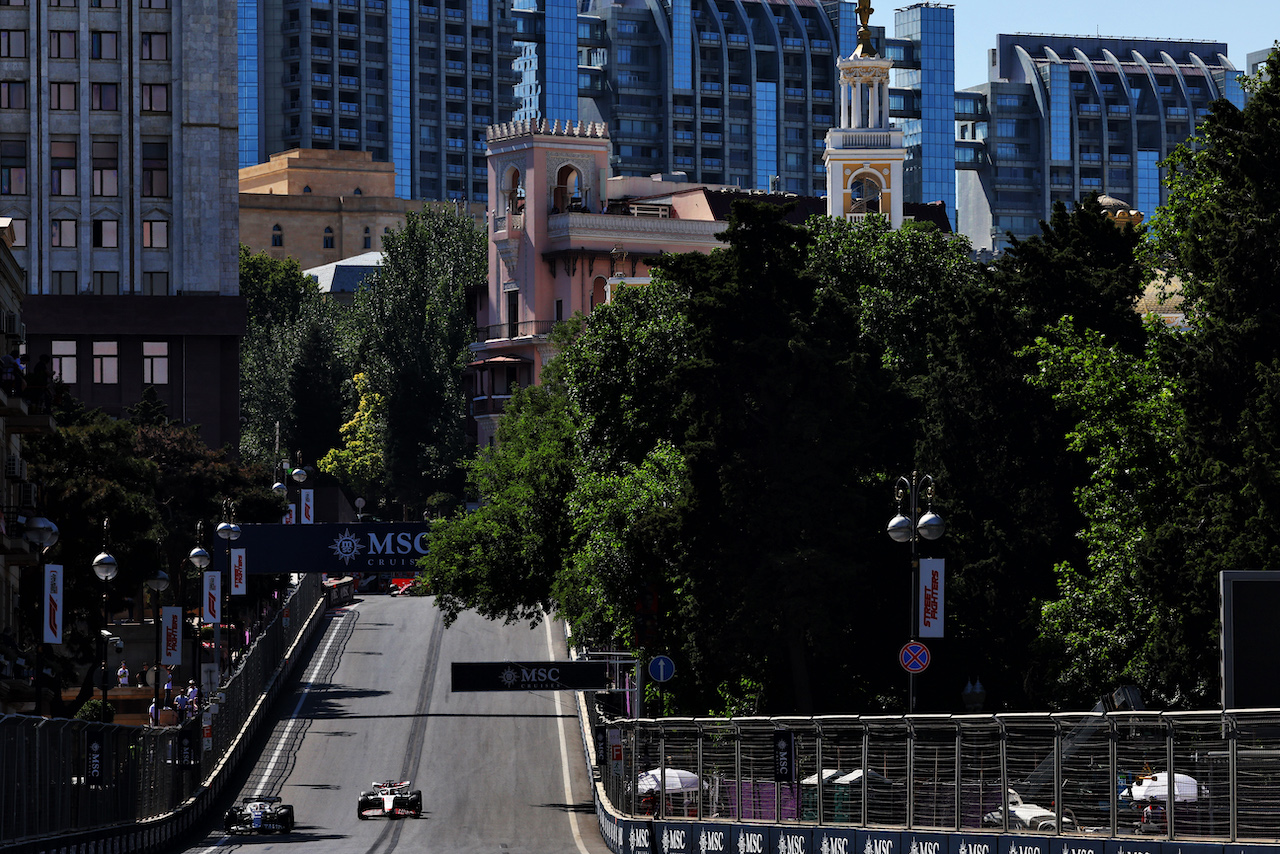 GP AZERBAIJAN, Pierre Gasly (FRA) AlphaTauri AT03 e Kevin Magnussen (DEN) Haas VF-22.
11.06.2022. Formula 1 World Championship, Rd 8, Azerbaijan Grand Prix, Baku Street Circuit, Azerbaijan, Qualifiche Day.
- www.xpbimages.com, EMail: requests@xpbimages.com © Copyright: Batchelor / XPB Images