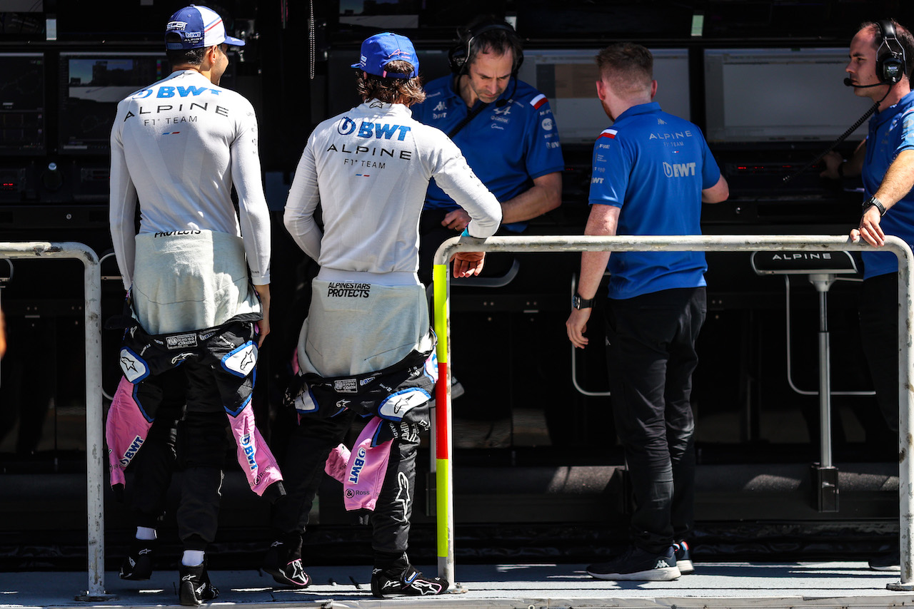 GP AZERBAIJAN, Esteban Ocon (FRA), Alpine F1 Team e Fernando Alonso (ESP), Alpine F1 Team 
11.06.2022. Formula 1 World Championship, Rd 8, Azerbaijan Grand Prix, Baku Street Circuit, Azerbaijan, Qualifiche Day.
- www.xpbimages.com, EMail: requests@xpbimages.com ¬© Copyright: Charniaux / XPB Images