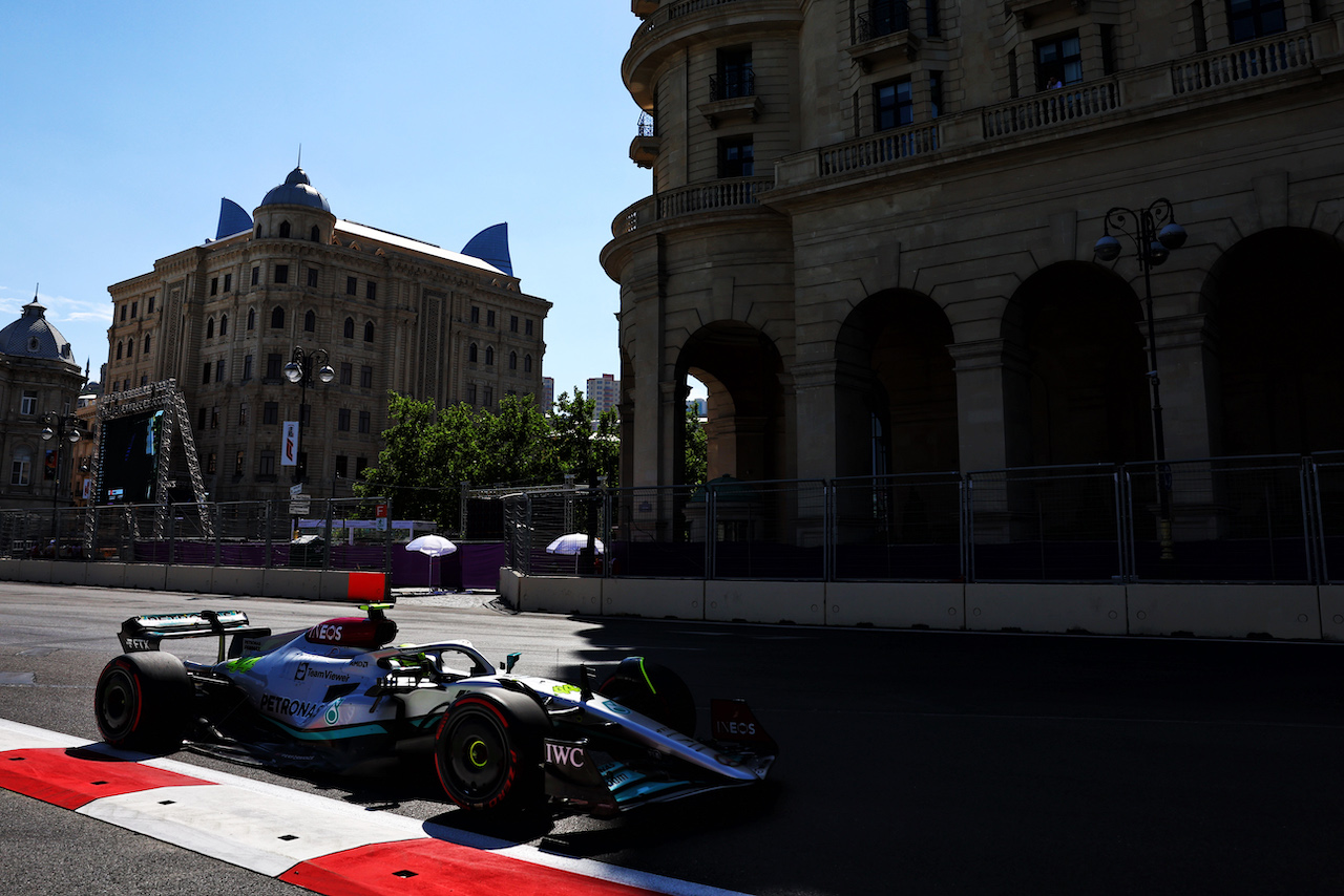 GP AZERBAIJAN, Lewis Hamilton (GBR) Mercedes AMG F1 W13.
11.06.2022. Formula 1 World Championship, Rd 8, Azerbaijan Grand Prix, Baku Street Circuit, Azerbaijan, Qualifiche Day.
- www.xpbimages.com, EMail: requests@xpbimages.com © Copyright: Batchelor / XPB Images
