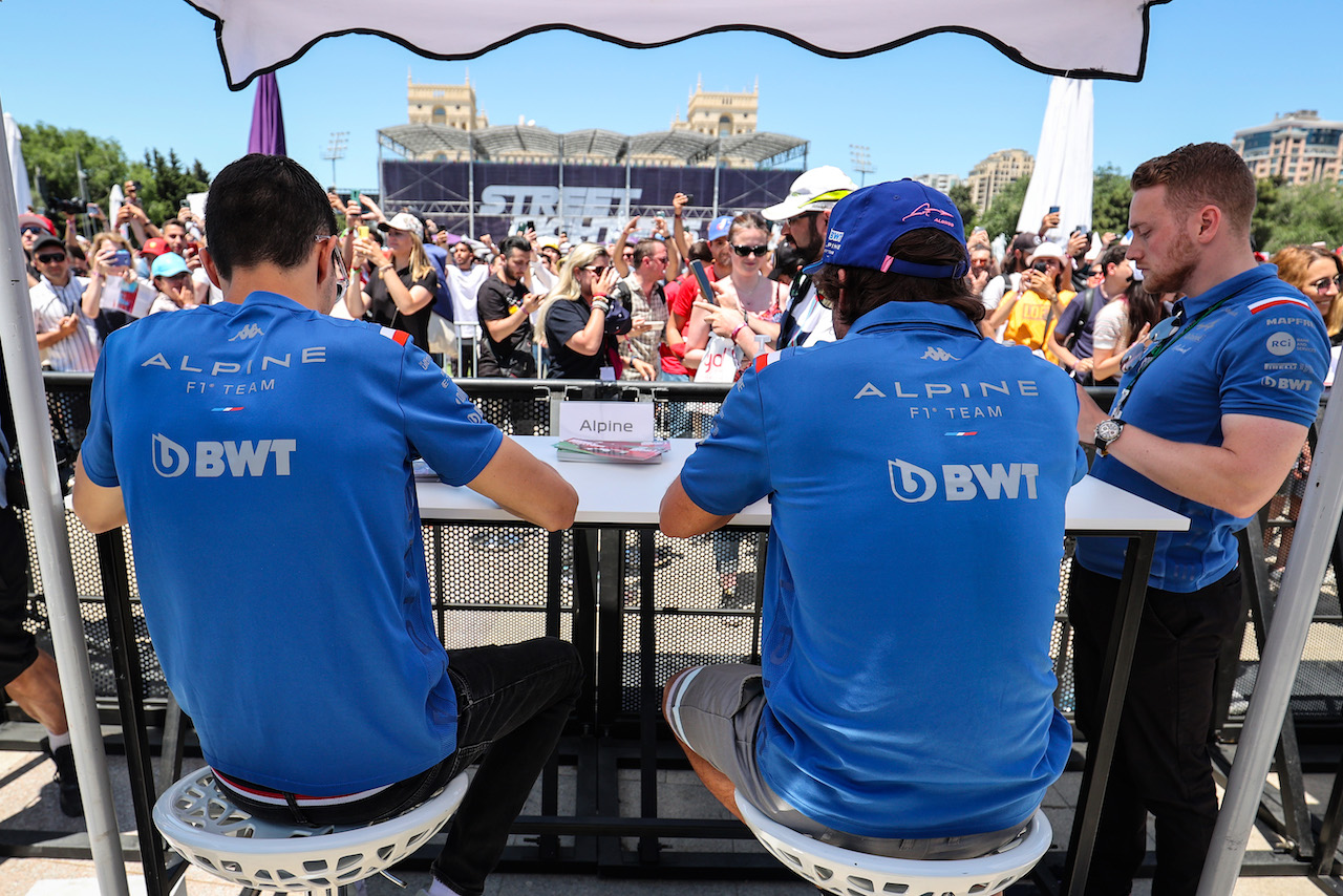 GP AZERBAIJAN, Fernando Alonso (ESP), Alpine F1 Team e Esteban Ocon (FRA), Alpine F1 Team 
11.06.2022. Formula 1 World Championship, Rd 8, Azerbaijan Grand Prix, Baku Street Circuit, Azerbaijan, Qualifiche Day.
- www.xpbimages.com, EMail: requests@xpbimages.com ¬© Copyright: Charniaux / XPB Images