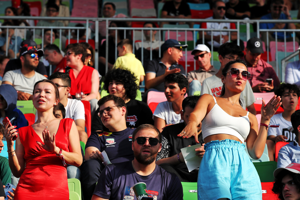 GP AZERBAIJAN, Circuit Atmosfera - fans in the grandstand.
11.06.2022. Formula 1 World Championship, Rd 8, Azerbaijan Grand Prix, Baku Street Circuit, Azerbaijan, Qualifiche Day.
 - www.xpbimages.com, EMail: requests@xpbimages.com © Copyright: Coates / XPB Images