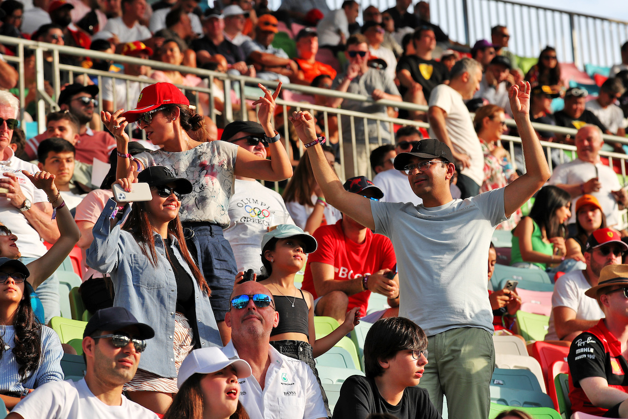 GP AZERBAIJAN, Circuit Atmosfera - fans in the grandstand.
11.06.2022. Formula 1 World Championship, Rd 8, Azerbaijan Grand Prix, Baku Street Circuit, Azerbaijan, Qualifiche Day.
 - www.xpbimages.com, EMail: requests@xpbimages.com © Copyright: Coates / XPB Images