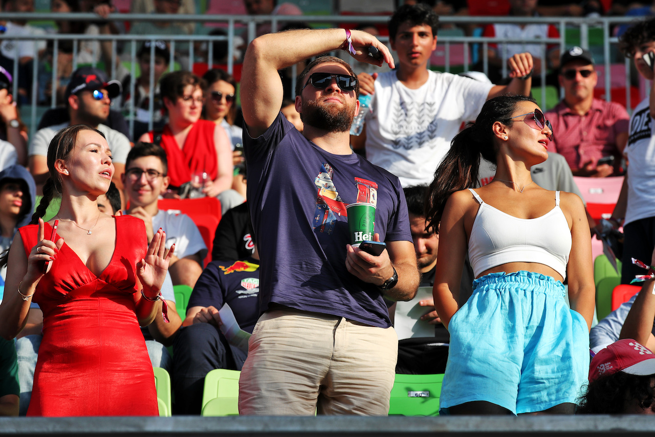 GP AZERBAIJAN, Circuit Atmosfera - fans in the grandstand.
11.06.2022. Formula 1 World Championship, Rd 8, Azerbaijan Grand Prix, Baku Street Circuit, Azerbaijan, Qualifiche Day.
 - www.xpbimages.com, EMail: requests@xpbimages.com © Copyright: Coates / XPB Images
