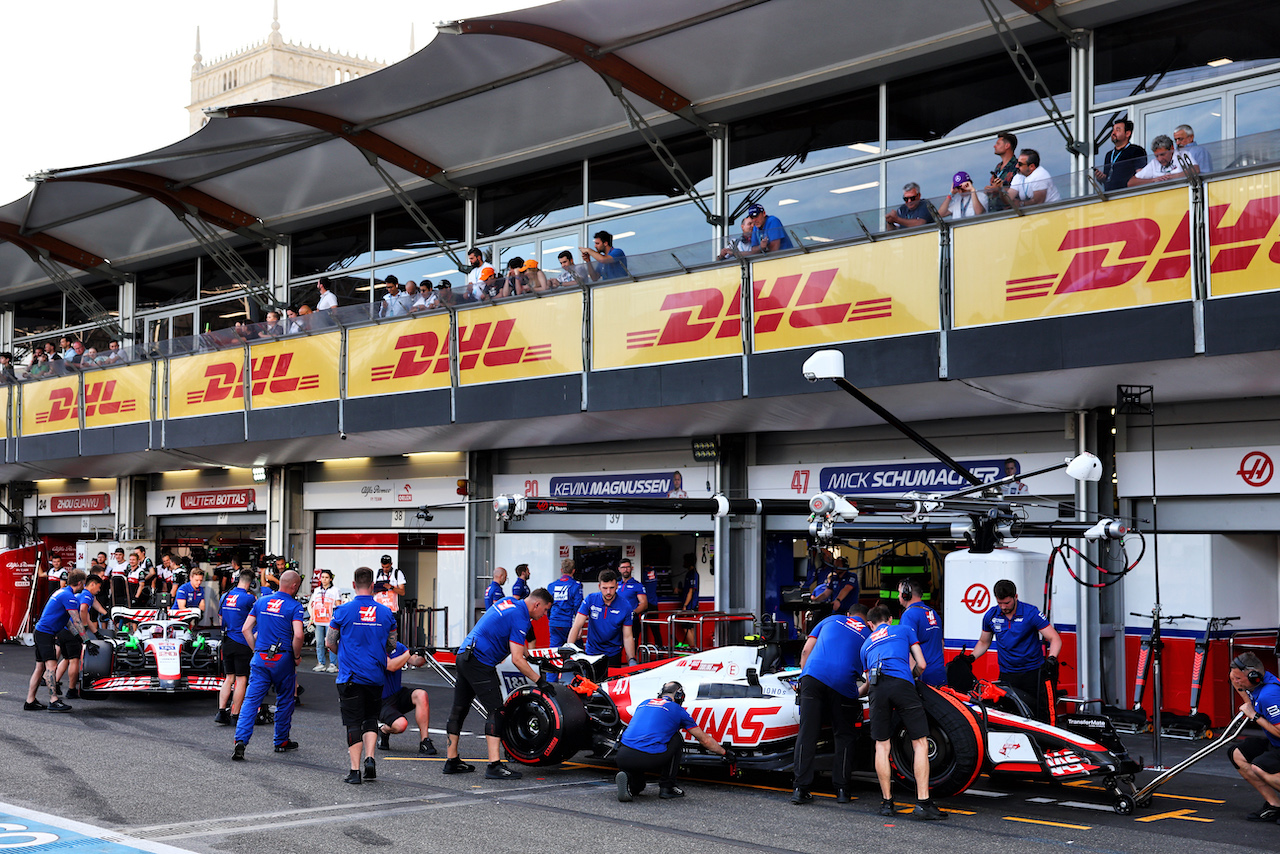 GP AZERBAIJAN, Mick Schumacher (GER) Haas VF-22 e Kevin Magnussen (DEN) Haas VF-22 in the pits.
11.06.2022. Formula 1 World Championship, Rd 8, Azerbaijan Grand Prix, Baku Street Circuit, Azerbaijan, Qualifiche Day.
- www.xpbimages.com, EMail: requests@xpbimages.com © Copyright: Batchelor / XPB Images