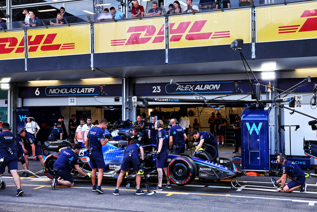 GP AZERBAIJAN, Alexander Albon (THA) Williams Racing FW44 in the pits.
11.06.2022. Formula 1 World Championship, Rd 8, Azerbaijan Grand Prix, Baku Street Circuit, Azerbaijan, Qualifiche Day.
- www.xpbimages.com, EMail: requests@xpbimages.com © Copyright: Batchelor / XPB Images