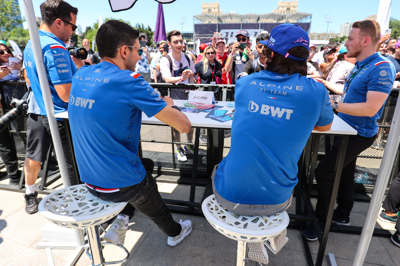 GP AZERBAIJAN, Esteban Ocon (FRA), Alpine F1 Team e Fernando Alonso (ESP), Alpine F1 Team 
11.06.2022. Formula 1 World Championship, Rd 8, Azerbaijan Grand Prix, Baku Street Circuit, Azerbaijan, Qualifiche Day.
- www.xpbimages.com, EMail: requests@xpbimages.com © Copyright: Charniaux / XPB Images