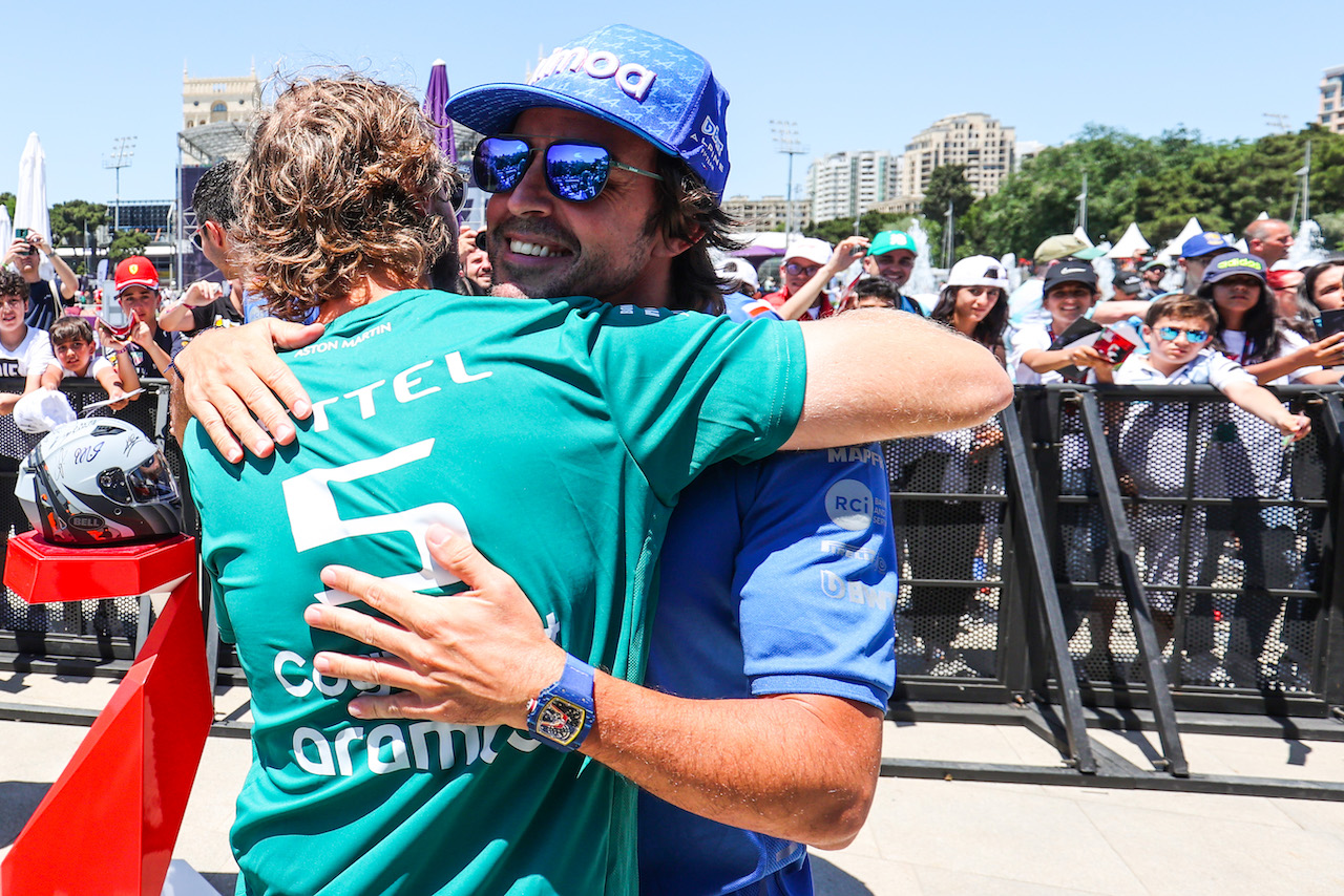 GP AZERBAIJAN, Sebastian Vettel (GER), Aston Martin F1 Team e Fernando Alonso (ESP), Alpine F1 Team 
11.06.2022. Formula 1 World Championship, Rd 8, Azerbaijan Grand Prix, Baku Street Circuit, Azerbaijan, Qualifiche Day.
- www.xpbimages.com, EMail: requests@xpbimages.com ¬© Copyright: Charniaux / XPB Images