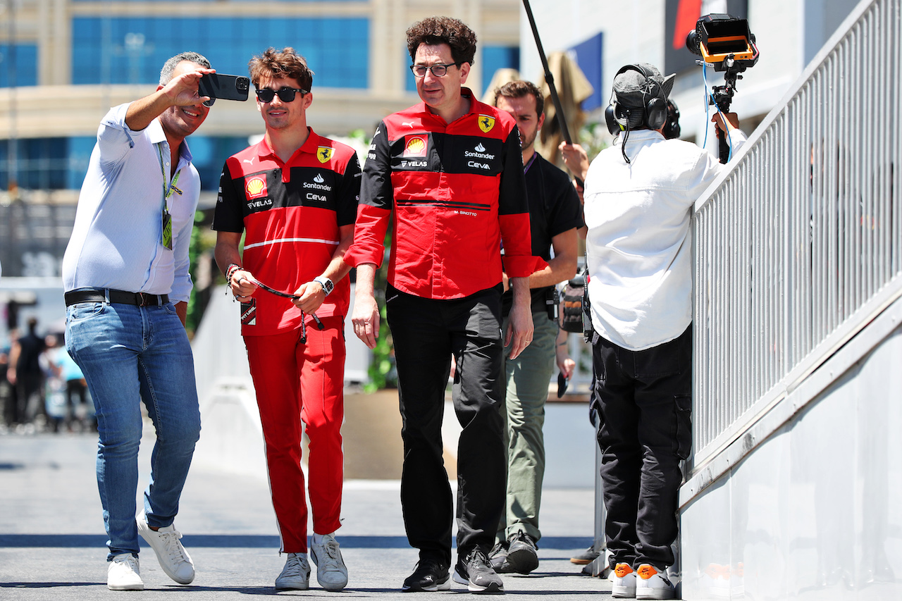 GP AZERBAIJAN, (L to R): Charles Leclerc (MON) Ferrari with Mattia Binotto (ITA) Ferrari Team Principal.
11.06.2022. Formula 1 World Championship, Rd 8, Azerbaijan Grand Prix, Baku Street Circuit, Azerbaijan, Qualifiche Day.
 - www.xpbimages.com, EMail: requests@xpbimages.com © Copyright: Coates / XPB Images