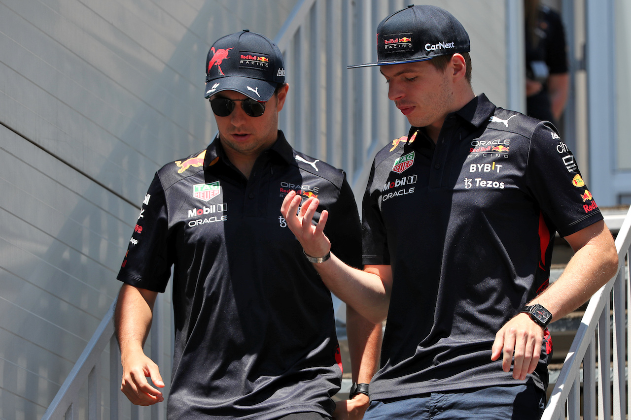 GP AZERBAIJAN, (L to R): Sergio Perez (MEX) Red Bull Racing with team mate Max Verstappen (NLD) Red Bull Racing.
11.06.2022. Formula 1 World Championship, Rd 8, Azerbaijan Grand Prix, Baku Street Circuit, Azerbaijan, Qualifiche Day.
 - www.xpbimages.com, EMail: requests@xpbimages.com © Copyright: Coates / XPB Images