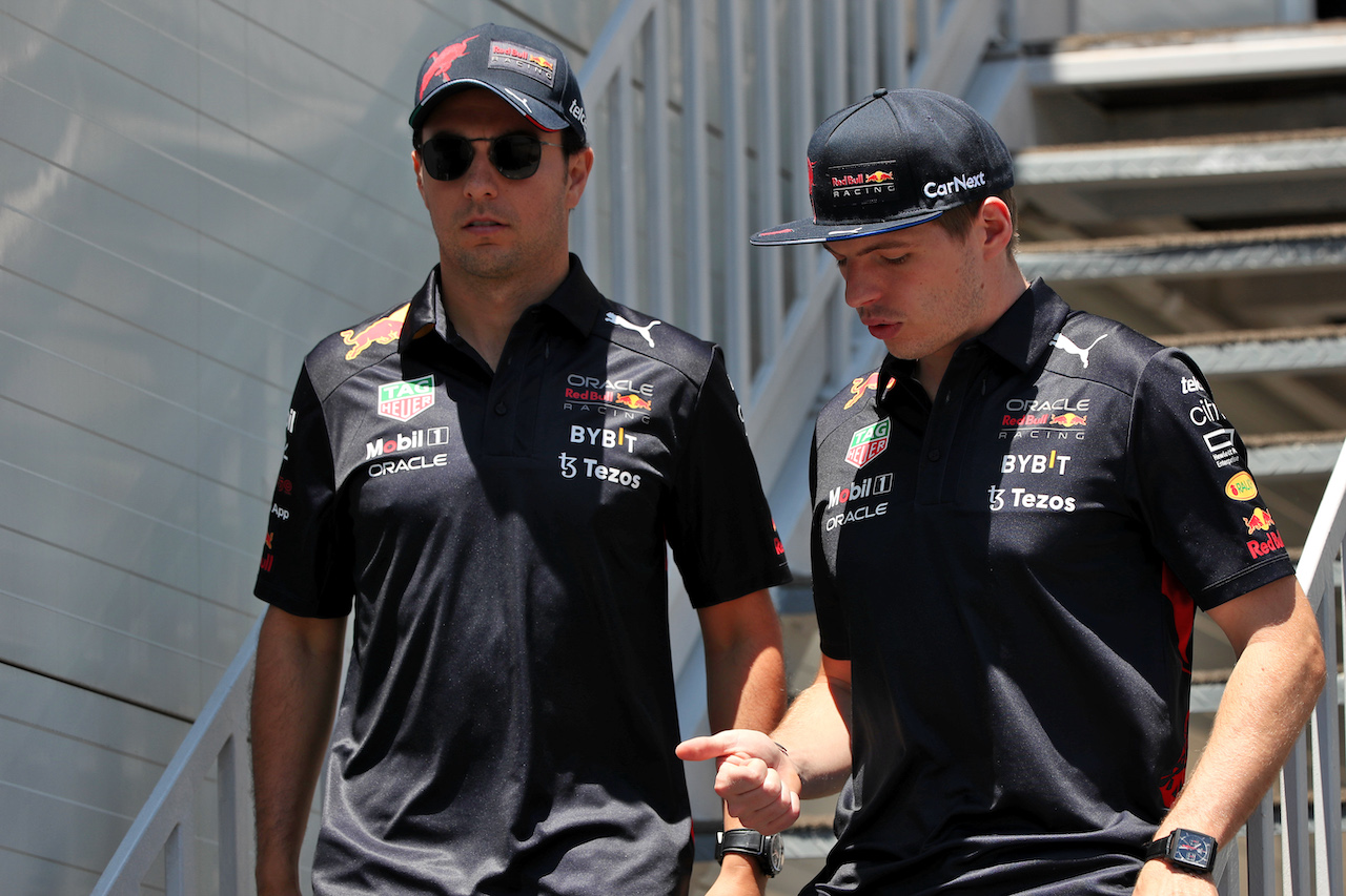 GP AZERBAIJAN, (L to R): Sergio Perez (MEX) Red Bull Racing with team mate Max Verstappen (NLD) Red Bull Racing.
11.06.2022. Formula 1 World Championship, Rd 8, Azerbaijan Grand Prix, Baku Street Circuit, Azerbaijan, Qualifiche Day.
 - www.xpbimages.com, EMail: requests@xpbimages.com © Copyright: Coates / XPB Images