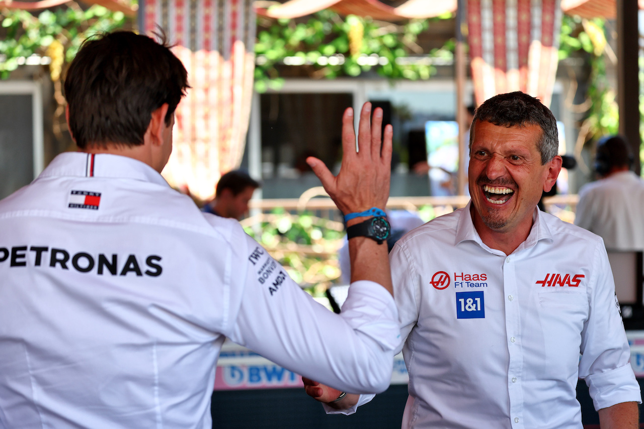 GP AZERBAIJAN, (L to R): Toto Wolff (GER) Mercedes AMG F1 Shareholder e Executive Director e Guenther Steiner (ITA) Haas F1 Team Prinicipal.
11.06.2022. Formula 1 World Championship, Rd 8, Azerbaijan Grand Prix, Baku Street Circuit, Azerbaijan, Qualifiche Day.
- www.xpbimages.com, EMail: requests@xpbimages.com © Copyright: Batchelor / XPB Images