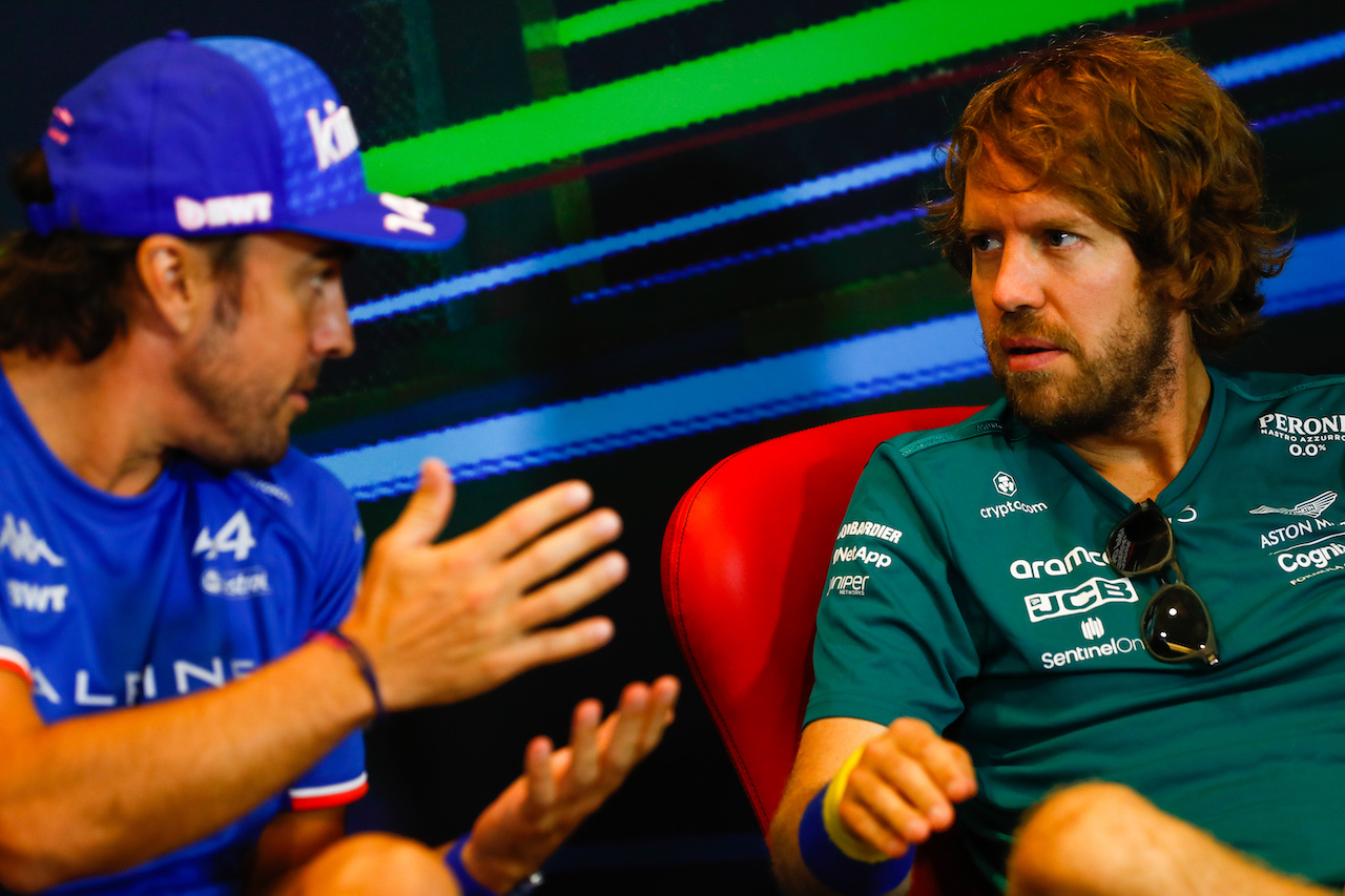 GP AZERBAIJAN, (L to R): Fernando Alonso (ESP) Alpine F1 Team e Sebastian Vettel (GER) Aston Martin F1 Team in the FIA Press Conference.
10.06.2022. Formula 1 World Championship, Rd 8, Azerbaijan Grand Prix, Baku Street Circuit, Azerbaijan, Practice Day.
- www.xpbimages.com, EMail: requests@xpbimages.com © Copyright: XPB Images