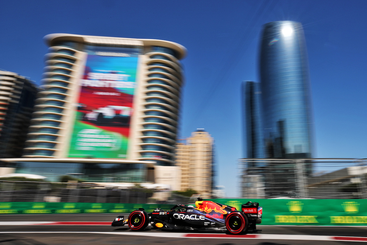 GP AZERBAIJAN, Max Verstappen (NLD) Red Bull Racing RB18.
10.06.2022. Formula 1 World Championship, Rd 8, Azerbaijan Grand Prix, Baku Street Circuit, Azerbaijan, Practice Day.
 - www.xpbimages.com, EMail: requests@xpbimages.com © Copyright: Coates / XPB Images
