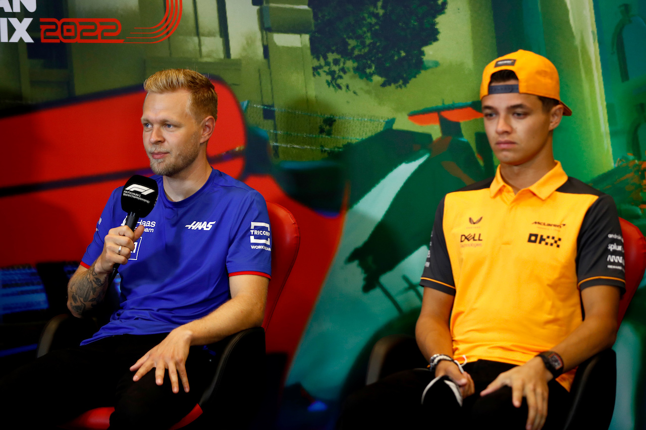 GP AZERBAIJAN, (L to R): Kevin Magnussen (DEN) Haas F1 Team e Lando Norris (GBR) McLaren in the FIA Press Conference.
10.06.2022. Formula 1 World Championship, Rd 8, Azerbaijan Grand Prix, Baku Street Circuit, Azerbaijan, Practice Day.
- www.xpbimages.com, EMail: requests@xpbimages.com © Copyright: XPB Images