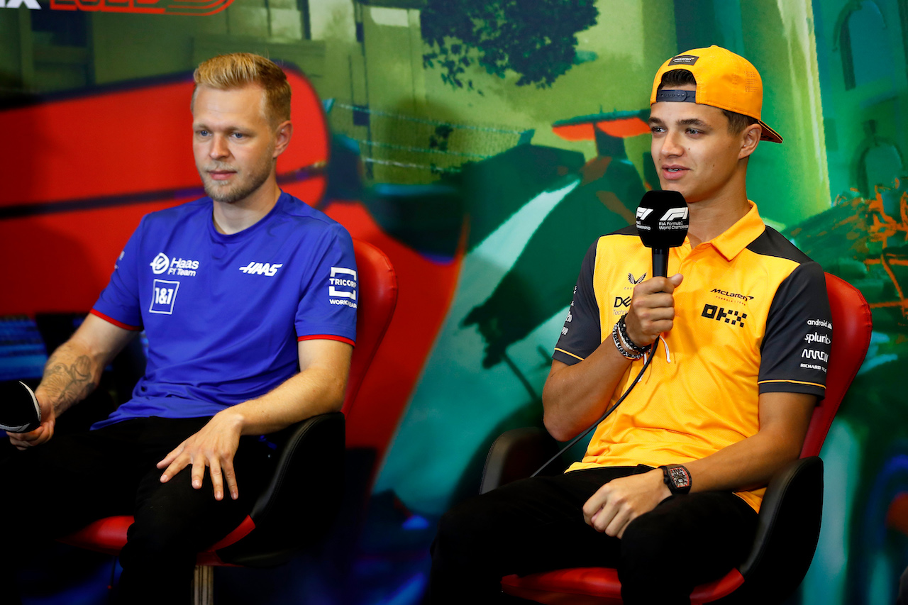 GP AZERBAIJAN, (L to R): Kevin Magnussen (DEN) Haas F1 Team e Lando Norris (GBR) McLaren in the FIA Press Conference.
10.06.2022. Formula 1 World Championship, Rd 8, Azerbaijan Grand Prix, Baku Street Circuit, Azerbaijan, Practice Day.
- www.xpbimages.com, EMail: requests@xpbimages.com © Copyright: XPB Images