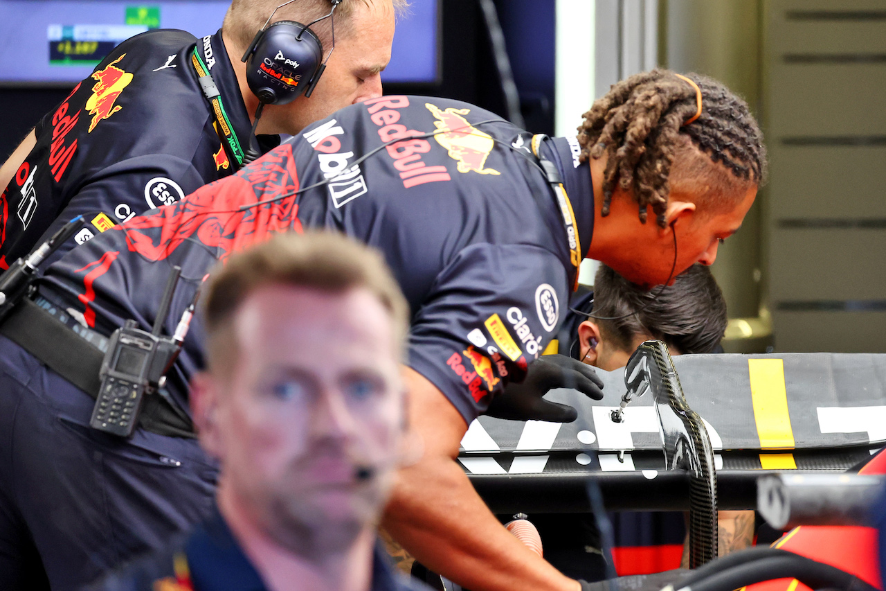 GP AZERBAIJAN, Rear wing of Max Verstappen (NLD) Red Bull Racing worked on in the second practice session.
10.06.2022. Formula 1 World Championship, Rd 8, Azerbaijan Grand Prix, Baku Street Circuit, Azerbaijan, Practice Day.
- www.xpbimages.com, EMail: requests@xpbimages.com © Copyright: Batchelor / XPB Images