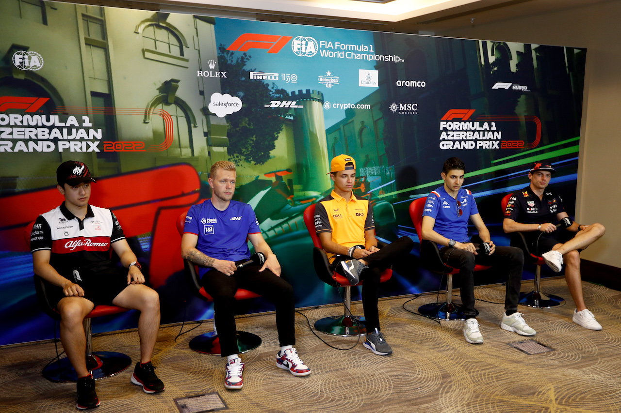 GP AZERBAIJAN, (L to R): Guanyu Zhou (CHN) Alfa Romeo F1 Team; Kevin Magnussen (DEN) Haas F1 Team; Lando Norris (GBR) McLaren; Esteban Ocon (FRA) Alpine F1 Team; e Max Verstappen (NLD) Red Bull Racing, in the FIA Press Conference.
10.06.2022. Formula 1 World Championship, Rd 8, Azerbaijan Grand Prix, Baku Street Circuit, Azerbaijan, Practice Day.
- www.xpbimages.com, EMail: requests@xpbimages.com © Copyright: XPB Images