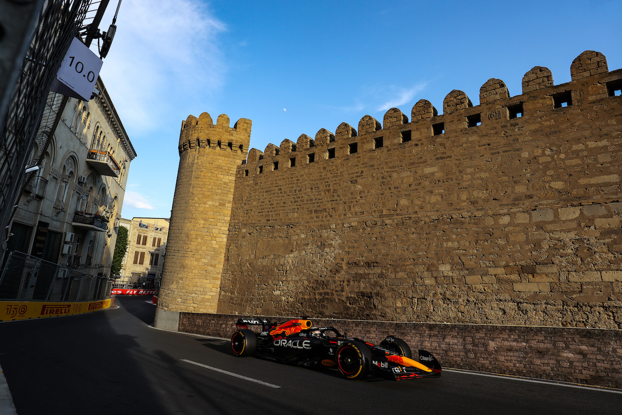 GP AZERBAIJAN, Max Verstappen (NLD), Red Bull Racing 
10.06.2022. Formula 1 World Championship, Rd 8, Azerbaijan Grand Prix, Baku Street Circuit, Azerbaijan, Practice Day.
- www.xpbimages.com, EMail: requests@xpbimages.com ¬© Copyright: Charniaux / XPB Images