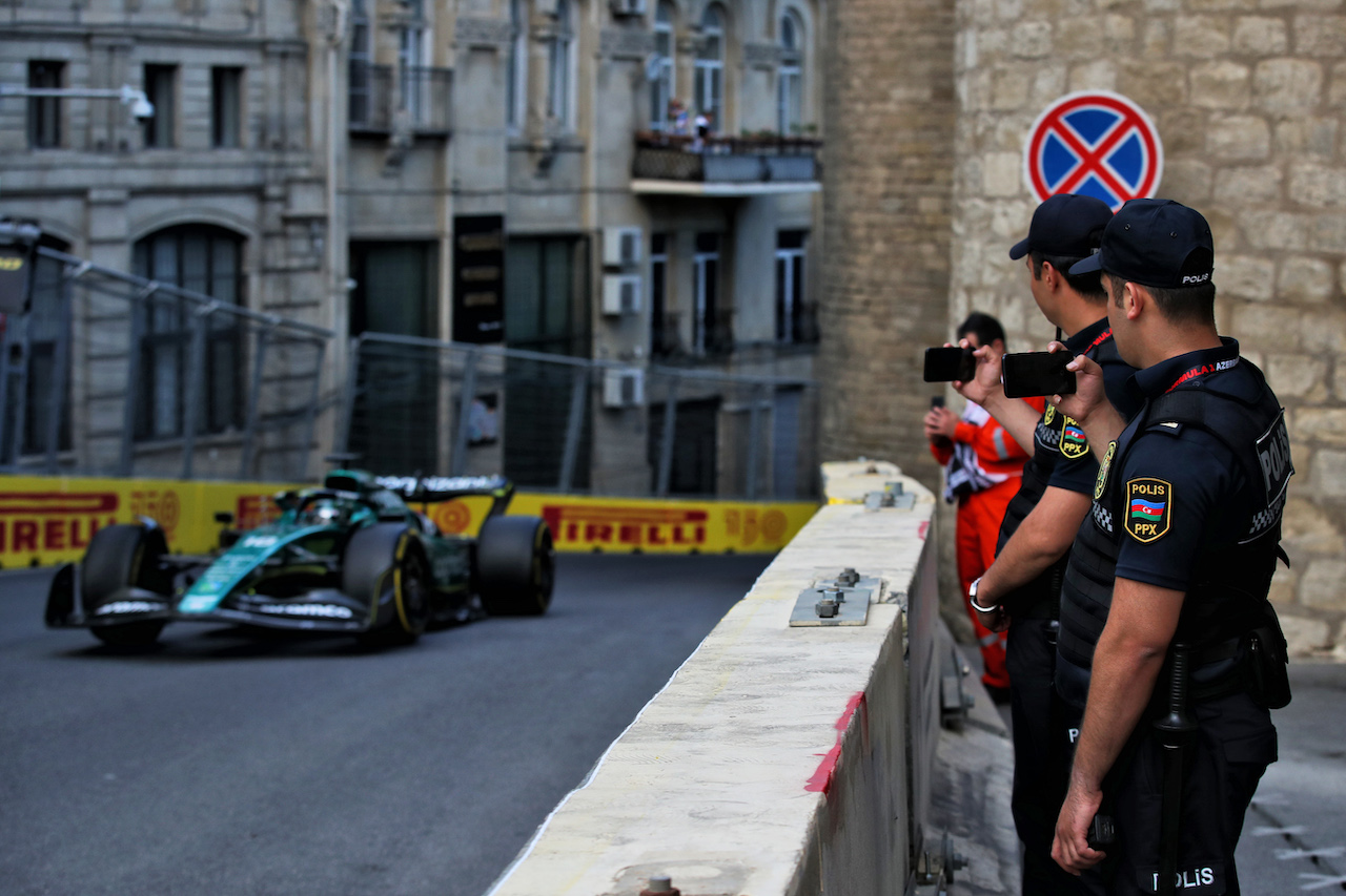 GP AZERBAIJAN, Circuit Atmosfera - Police watch Lance Stroll (CDN) Aston Martin F1 Team AMR22.
10.06.2022. Formula 1 World Championship, Rd 8, Azerbaijan Grand Prix, Baku Street Circuit, Azerbaijan, Practice Day.
 - www.xpbimages.com, EMail: requests@xpbimages.com © Copyright: Coates / XPB Images