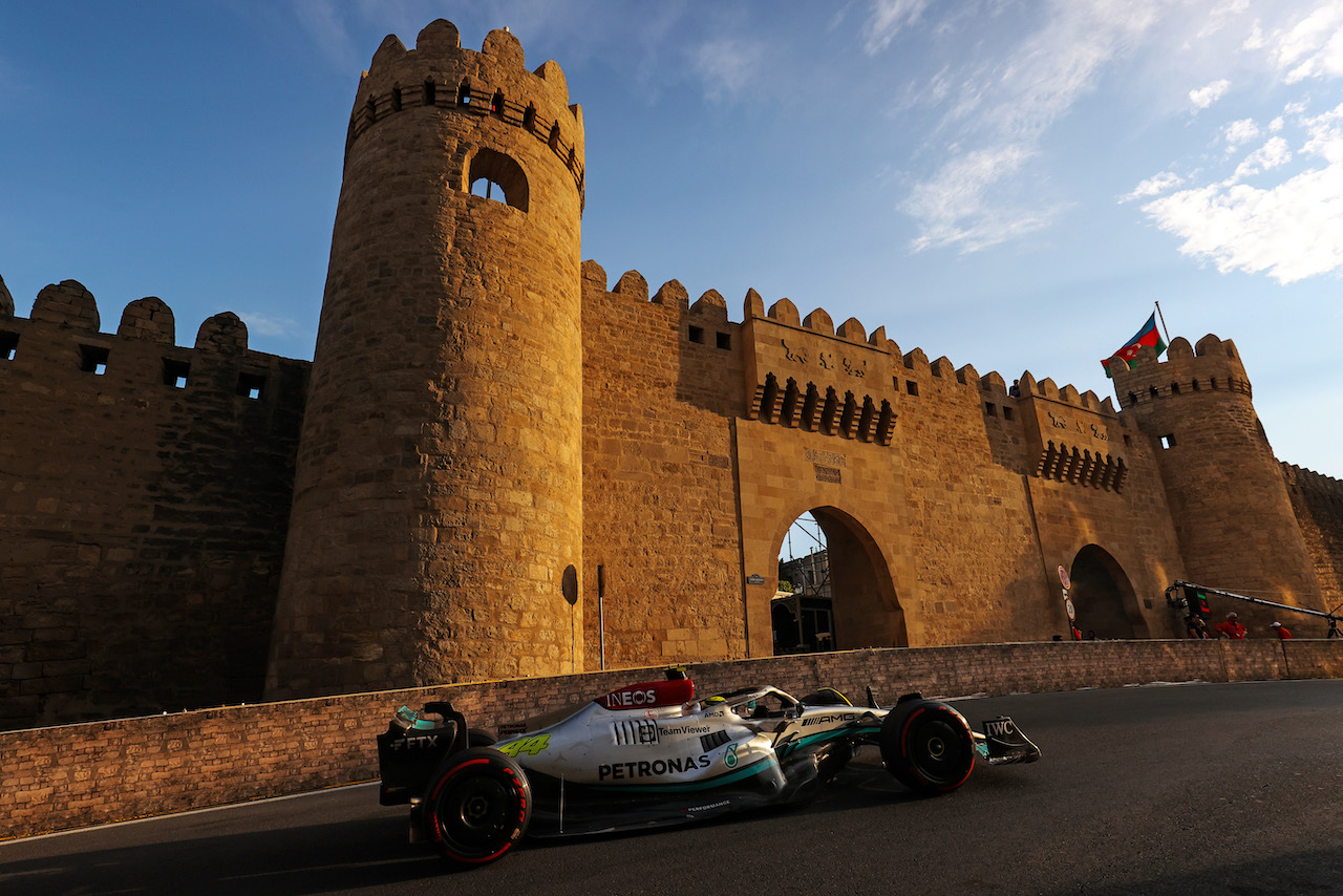 GP AZERBAIJAN, Lewis Hamilton (GBR), Mercedes AMG F1  
10.06.2022. Formula 1 World Championship, Rd 8, Azerbaijan Grand Prix, Baku Street Circuit, Azerbaijan, Practice Day.
- www.xpbimages.com, EMail: requests@xpbimages.com ¬© Copyright: Charniaux / XPB Images