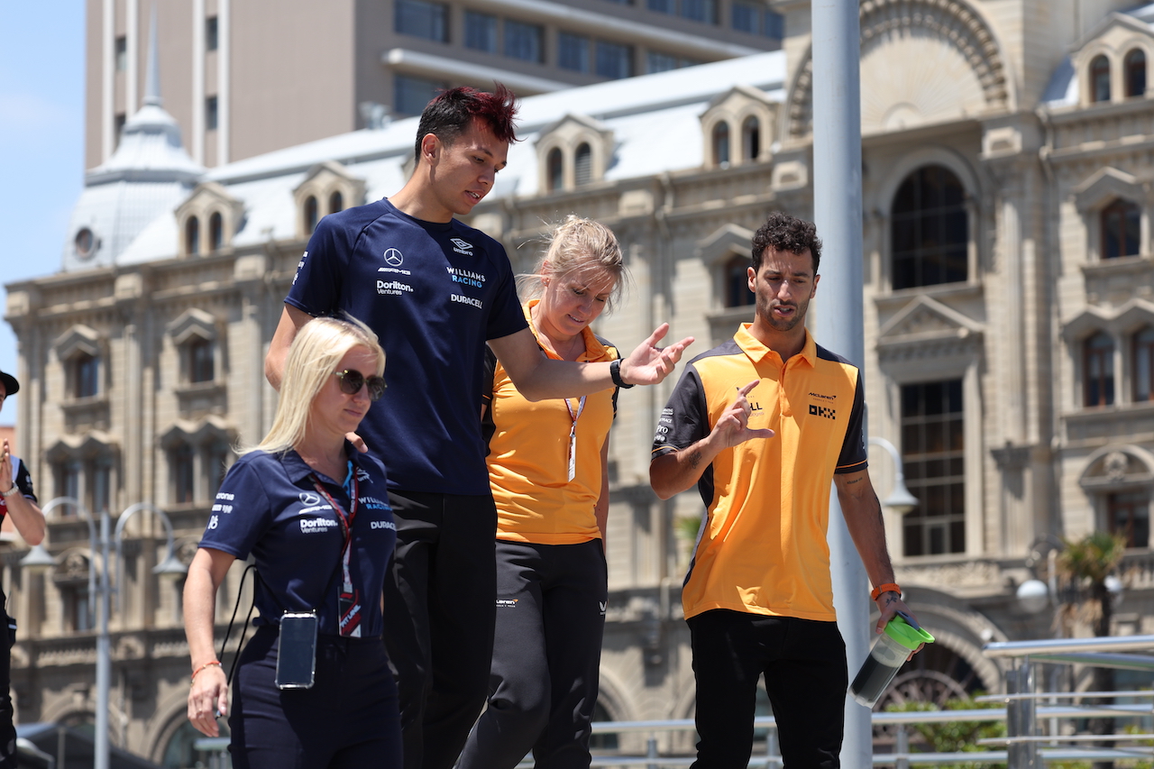 GP AZERBAIJAN, (L to R): Alexander Albon (THA) Williams Racing e Daniel Ricciardo (AUS) McLaren.
10.06.2022. Formula 1 World Championship, Rd 8, Azerbaijan Grand Prix, Baku Street Circuit, Azerbaijan, Practice Day.
- www.xpbimages.com, EMail: requests@xpbimages.com © Copyright: Bearne / XPB Images
