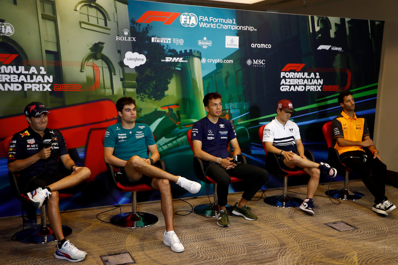 GP AZERBAIJAN, (L to R): Sergio Perez (MEX) Red Bull Racing; Lance Stroll (CDN) Aston Martin F1 Team; Alexander Albon (THA) Williams Racing; Yuki Tsunoda (JPN) AlphaTauri; e Daniel Ricciardo (AUS) McLaren, in the FIA Press Conference.
10.06.2022. Formula 1 World Championship, Rd 8, Azerbaijan Grand Prix, Baku Street Circuit, Azerbaijan, Practice Day.
- www.xpbimages.com, EMail: requests@xpbimages.com © Copyright: XPB Images