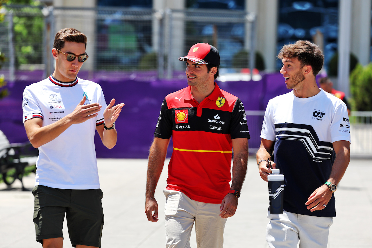 GP AZERBAIJAN, (L to R): George Russell (GBR) Mercedes AMG F1 with Carlos Sainz Jr (ESP) Ferrari e Pierre Gasly (FRA) AlphaTauri.
10.06.2022. Formula 1 World Championship, Rd 8, Azerbaijan Grand Prix, Baku Street Circuit, Azerbaijan, Practice Day.
- www.xpbimages.com, EMail: requests@xpbimages.com © Copyright: Bearne / XPB Images