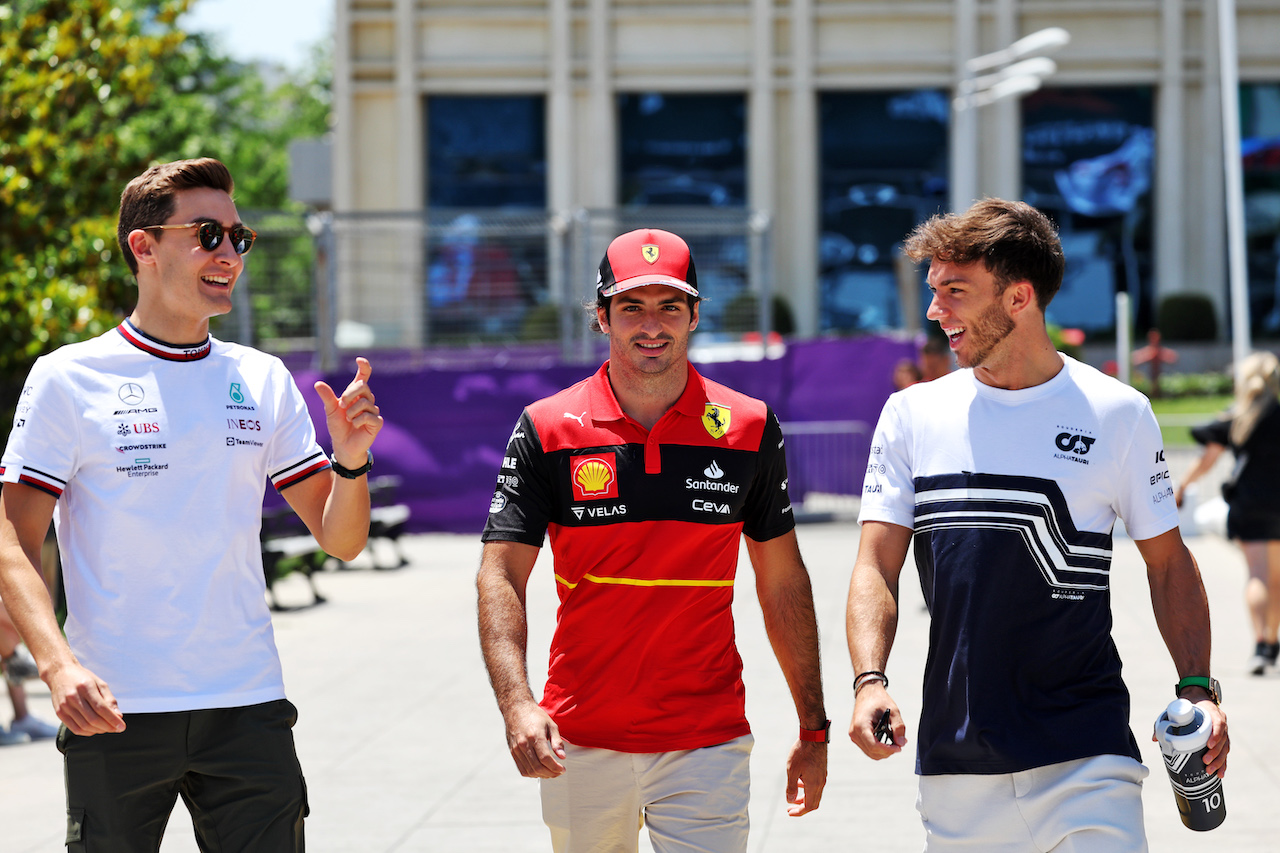 GP AZERBAIJAN, (L to R): George Russell (GBR) Mercedes AMG F1 with Carlos Sainz Jr (ESP) Ferrari e Pierre Gasly (FRA) AlphaTauri.
10.06.2022. Formula 1 World Championship, Rd 8, Azerbaijan Grand Prix, Baku Street Circuit, Azerbaijan, Practice Day.
- www.xpbimages.com, EMail: requests@xpbimages.com © Copyright: Bearne / XPB Images
