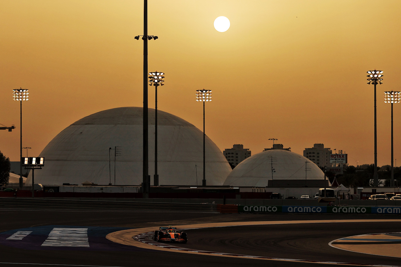 GP BAHRAIN, Lando Norris (GBR) McLaren MCL36.
20.03.2022. Formula 1 World Championship, Rd 1, Bahrain Grand Prix, Sakhir, Bahrain, Gara Day.
- www.xpbimages.com, EMail: requests@xpbimages.com © Copyright: Moy / XPB Images