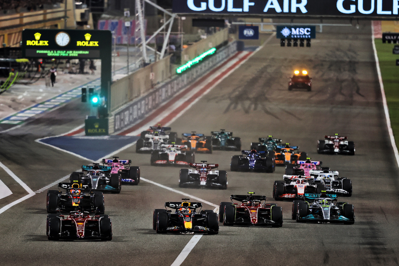 GP BAHRAIN, Charles Leclerc (MON) Ferrari F1-75 davanti a Max Verstappen (NLD) Red Bull Racing RB18 at the partenza of the race.
20.03.2022. Formula 1 World Championship, Rd 1, Bahrain Grand Prix, Sakhir, Bahrain, Gara Day.
- www.xpbimages.com, EMail: requests@xpbimages.com © Copyright: Moy / XPB Images