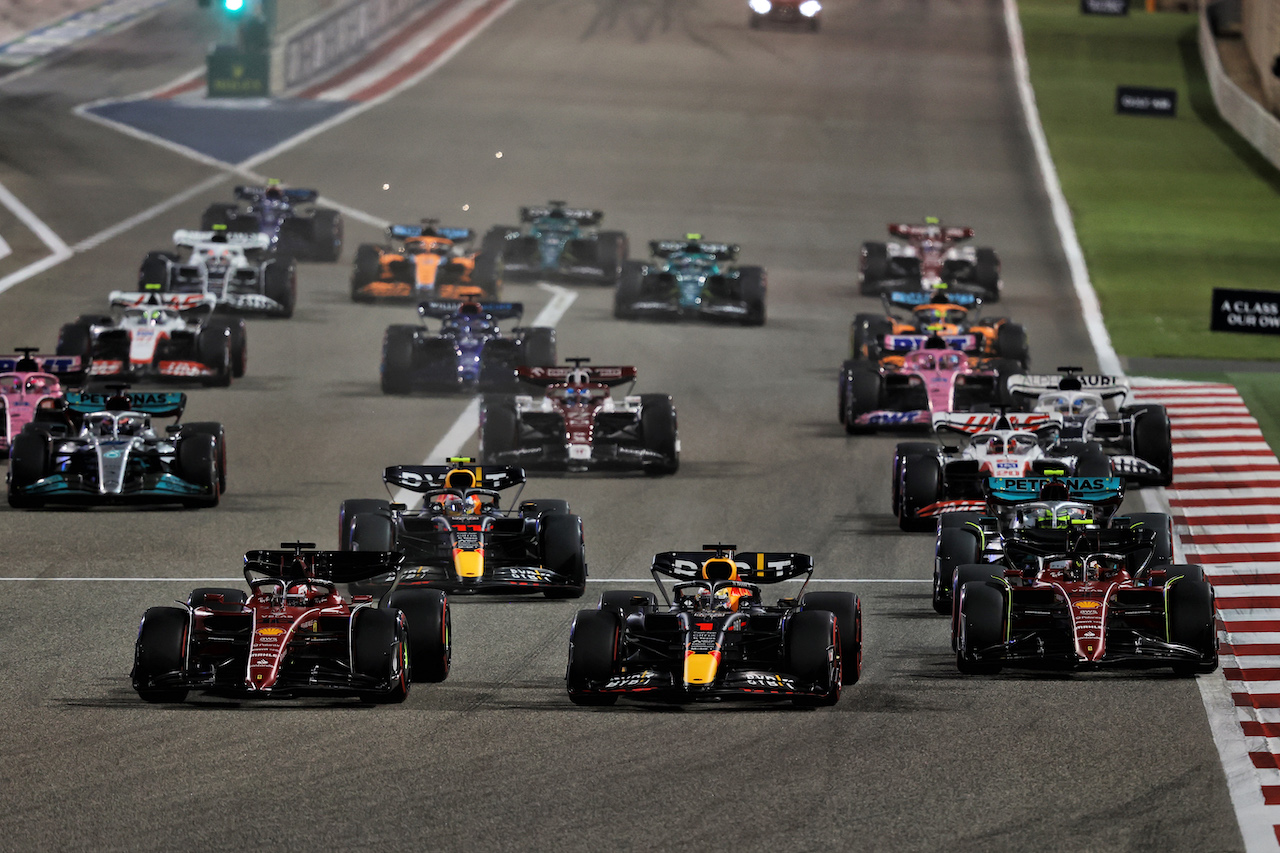 GP BAHRAIN, Charles Leclerc (MON) Ferrari F1-75 davanti a Max Verstappen (NLD) Red Bull Racing RB18 e Carlos Sainz Jr (ESP) Ferrari F1-75 at the partenza of the race.
20.03.2022. Formula 1 World Championship, Rd 1, Bahrain Grand Prix, Sakhir, Bahrain, Gara Day.
- www.xpbimages.com, EMail: requests@xpbimages.com © Copyright: Moy / XPB Images