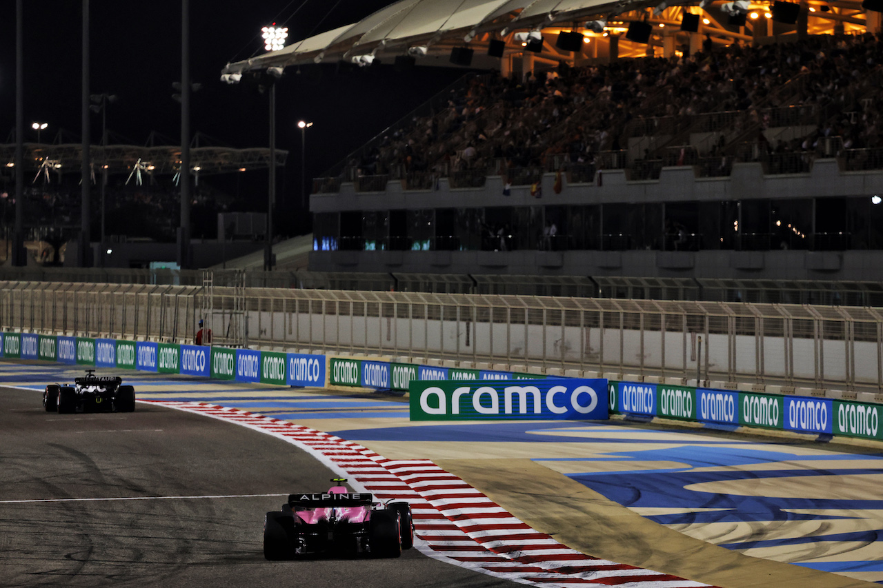 GP BAHRAIN, Esteban Ocon (FRA) Alpine F1 Team A522.
20.03.2022. Formula 1 World Championship, Rd 1, Bahrain Grand Prix, Sakhir, Bahrain, Gara Day.
- www.xpbimages.com, EMail: requests@xpbimages.com © Copyright: Bearne / XPB Images