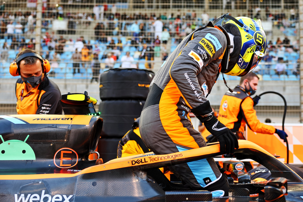 GP BAHRAIN, Lando Norris (GBR) McLaren MCL36 on the grid.
20.03.2022. Formula 1 World Championship, Rd 1, Bahrain Grand Prix, Sakhir, Bahrain, Gara Day.
- www.xpbimages.com, EMail: requests@xpbimages.com © Copyright: Batchelor / XPB Images