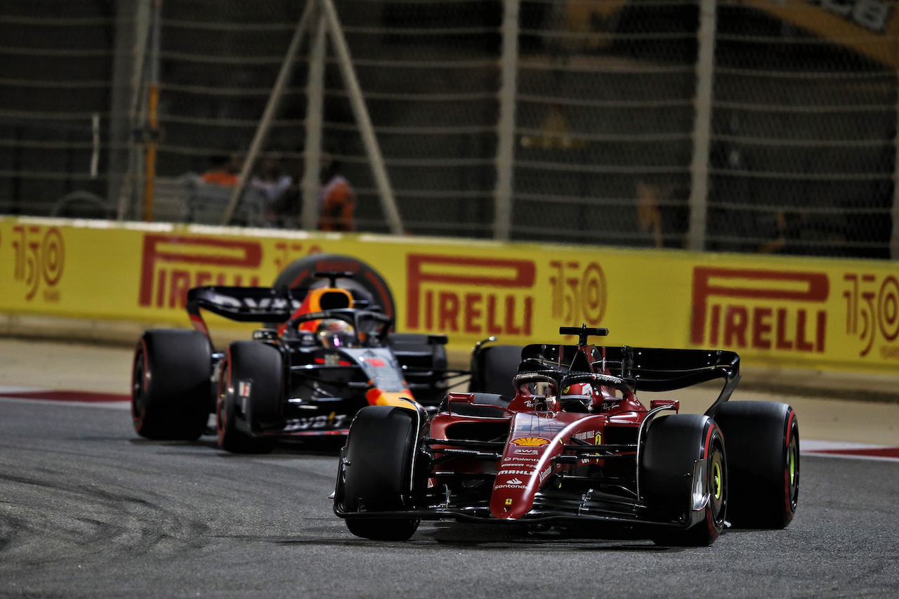 GP BAHRAIN, Charles Leclerc (MON) Ferrari F1-75 davanti a Max Verstappen (NLD) Red Bull Racing RB18.
20.03.2022. Formula 1 World Championship, Rd 1, Bahrain Grand Prix, Sakhir, Bahrain, Gara Day.
 - www.xpbimages.com, EMail: requests@xpbimages.com © Copyright: Coates / XPB Images