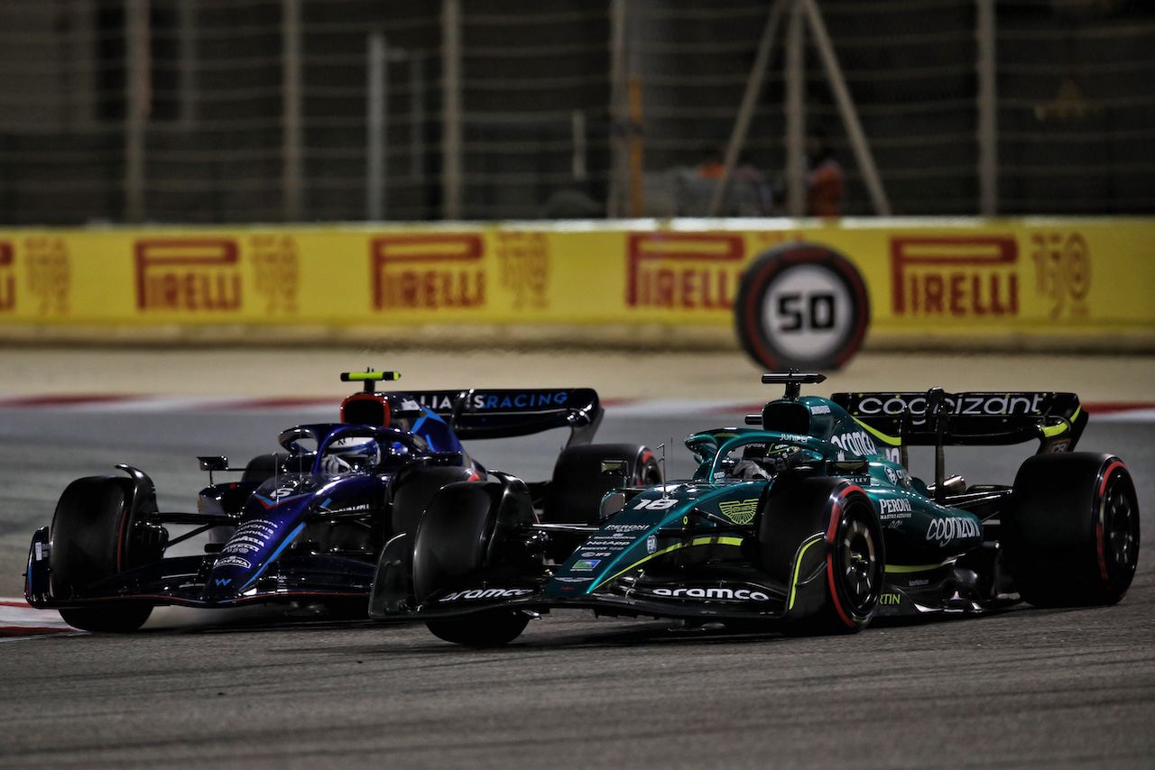 GP BAHRAIN, Nicholas Latifi (CDN) Williams Racing FW44 e Nico Hulkenberg (GER) Aston Martin F1 Team Reserve Driver AMR22 battle for position.
20.03.2022. Formula 1 World Championship, Rd 1, Bahrain Grand Prix, Sakhir, Bahrain, Gara Day.
 - www.xpbimages.com, EMail: requests@xpbimages.com © Copyright: Coates / XPB Images