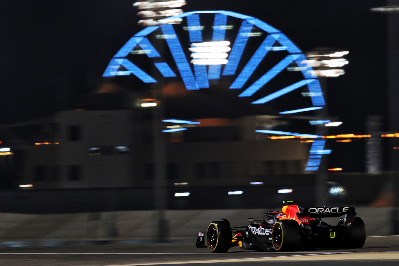 GP BAHRAIN, Sergio Perez (MEX) Red Bull Racing RB18.
20.03.2022. Formula 1 World Championship, Rd 1, Bahrain Grand Prix, Sakhir, Bahrain, Gara Day.
 - www.xpbimages.com, EMail: requests@xpbimages.com © Copyright: Coates / XPB Images