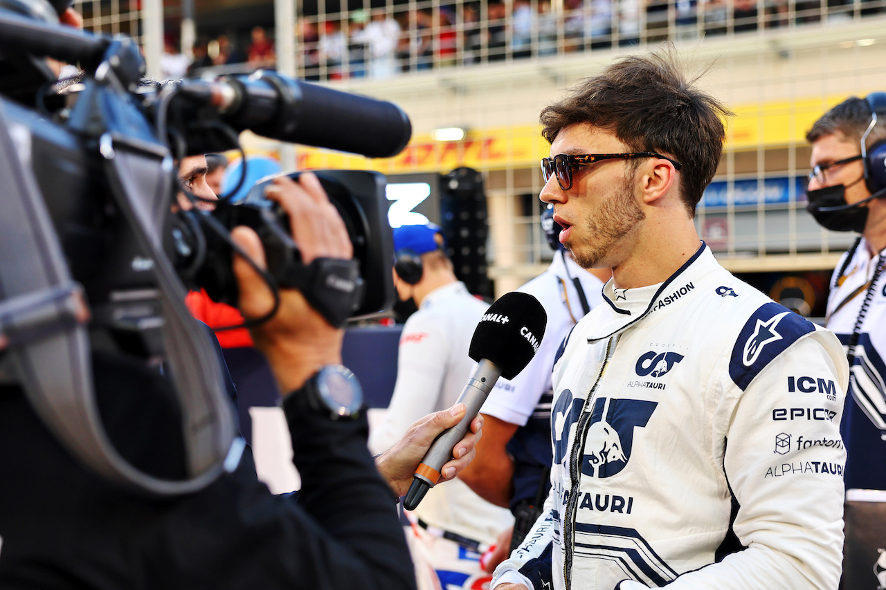 GP BAHRAIN, Pierre Gasly (FRA) AlphaTauri on the grid.
20.03.2022. Formula 1 World Championship, Rd 1, Bahrain Grand Prix, Sakhir, Bahrain, Gara Day.
- www.xpbimages.com, EMail: requests@xpbimages.com © Copyright: Batchelor / XPB Images