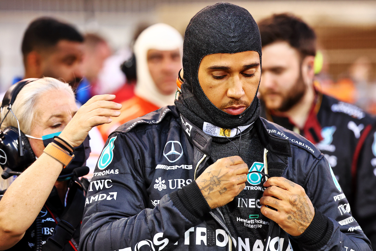 GP BAHRAIN, Lewis Hamilton (GBR) Mercedes AMG F1 with Angela Cullen (NZL) Mercedes AMG F1 Physiotherapist on the grid.
20.03.2022. Formula 1 World Championship, Rd 1, Bahrain Grand Prix, Sakhir, Bahrain, Gara Day.
- www.xpbimages.com, EMail: requests@xpbimages.com © Copyright: Batchelor / XPB Images