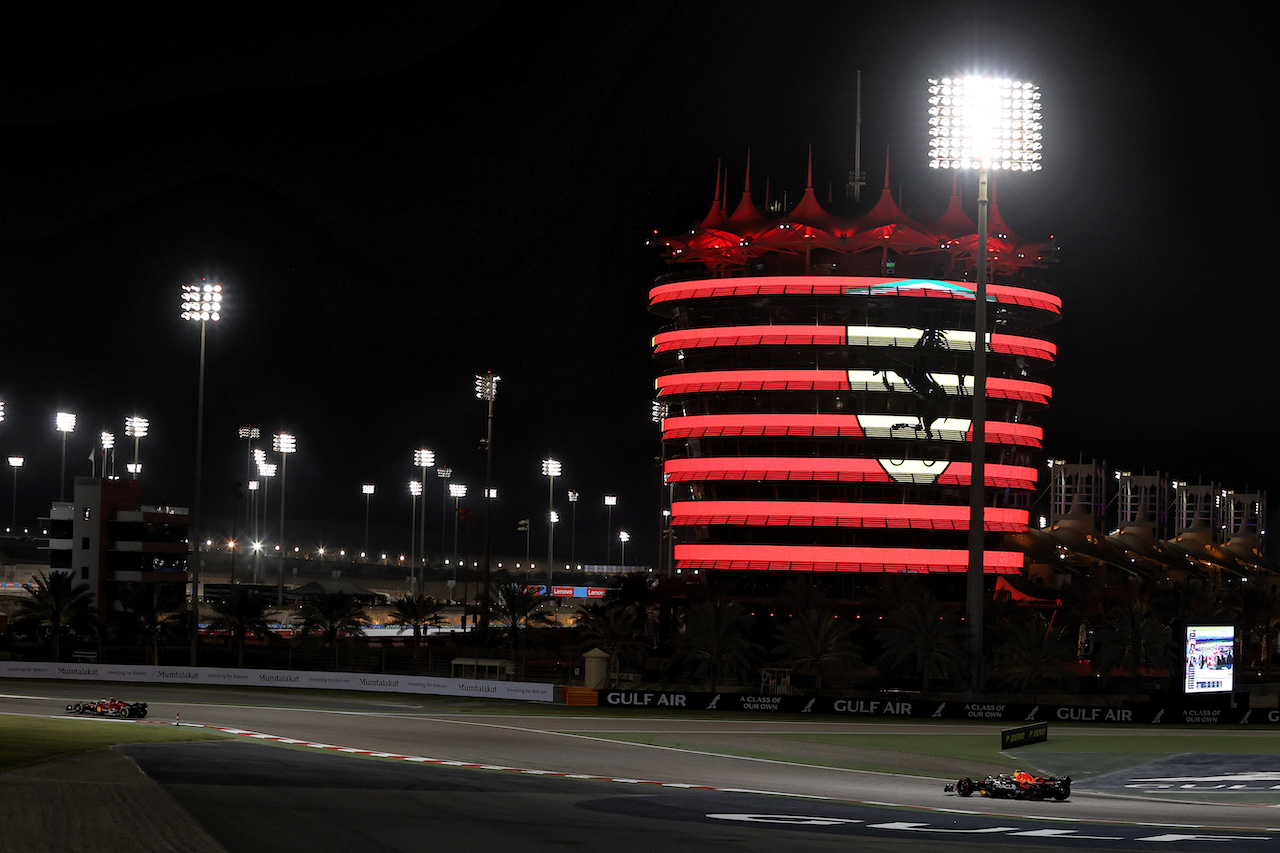 GP BAHRAIN, Charles Leclerc (MON) Ferrari F1-75 davanti a Max Verstappen (NLD) Red Bull Racing RB18.
20.03.2022. Formula 1 World Championship, Rd 1, Bahrain Grand Prix, Sakhir, Bahrain, Gara Day.
- www.xpbimages.com, EMail: requests@xpbimages.com © Copyright: Moy / XPB Images