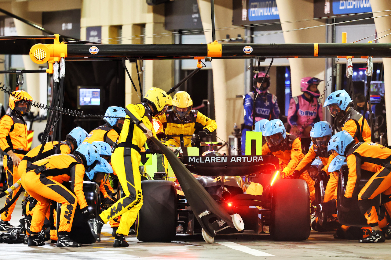 GP BAHRAIN, Lando Norris (GBR) McLaren MCL36 makes a pit stop.
20.03.2022. Formula 1 World Championship, Rd 1, Bahrain Grand Prix, Sakhir, Bahrain, Gara Day.
- www.xpbimages.com, EMail: requests@xpbimages.com © Copyright: Batchelor / XPB Images