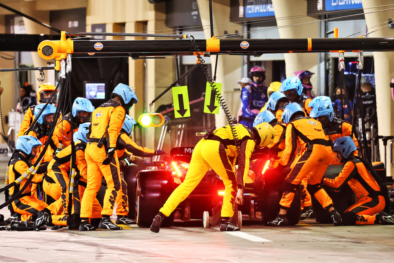 GP BAHRAIN, Lando Norris (GBR) McLaren MCL36 makes a pit stop.
20.03.2022. Formula 1 World Championship, Rd 1, Bahrain Grand Prix, Sakhir, Bahrain, Gara Day.
- www.xpbimages.com, EMail: requests@xpbimages.com © Copyright: Batchelor / XPB Images