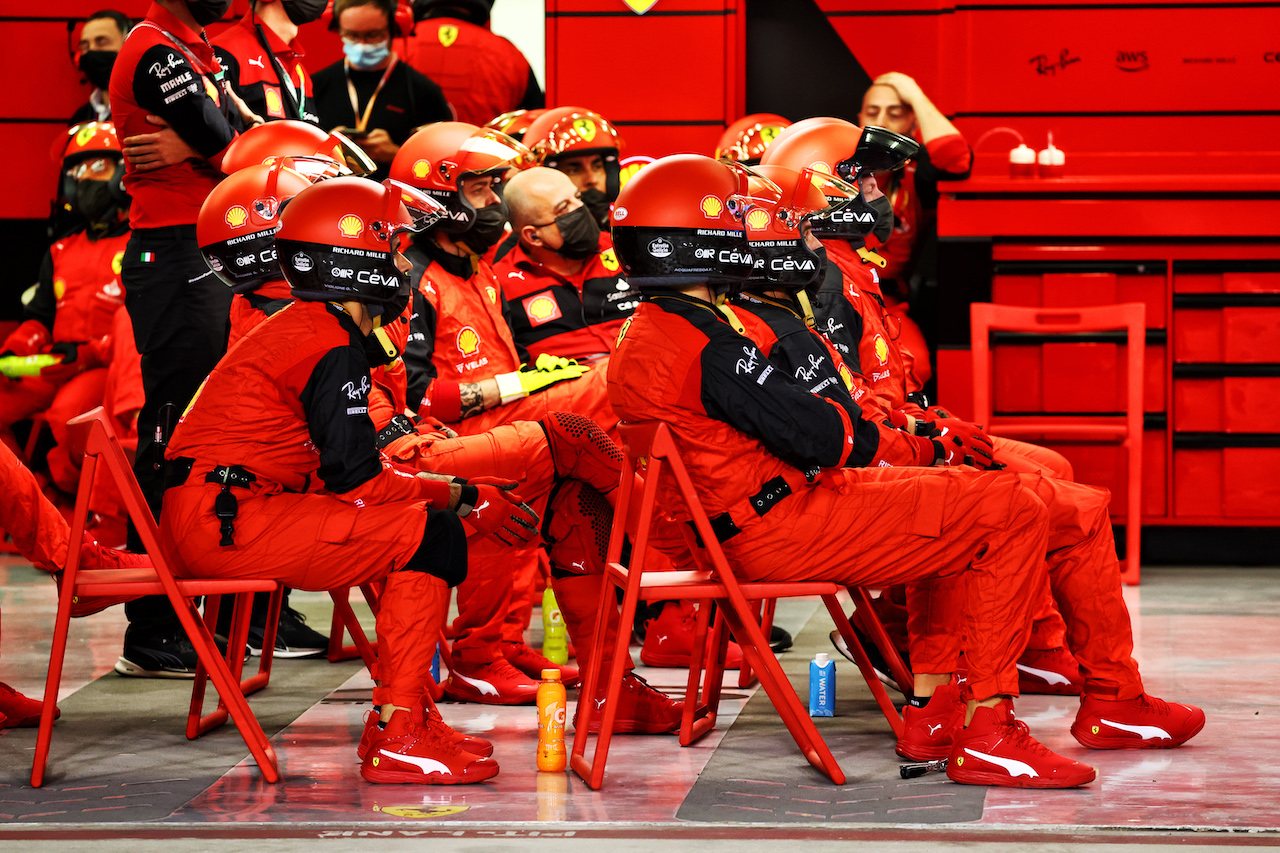 GP BAHRAIN, Ferrari meccanici.
20.03.2022. Formula 1 World Championship, Rd 1, Bahrain Grand Prix, Sakhir, Bahrain, Gara Day.
- www.xpbimages.com, EMail: requests@xpbimages.com © Copyright: Batchelor / XPB Images