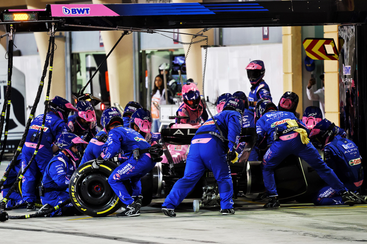 GP BAHRAIN, Fernando Alonso (ESP) Alpine F1 Team A522 makes a pit stop.
20.03.2022. Formula 1 World Championship, Rd 1, Bahrain Grand Prix, Sakhir, Bahrain, Gara Day.
- www.xpbimages.com, EMail: requests@xpbimages.com © Copyright: Batchelor / XPB Images