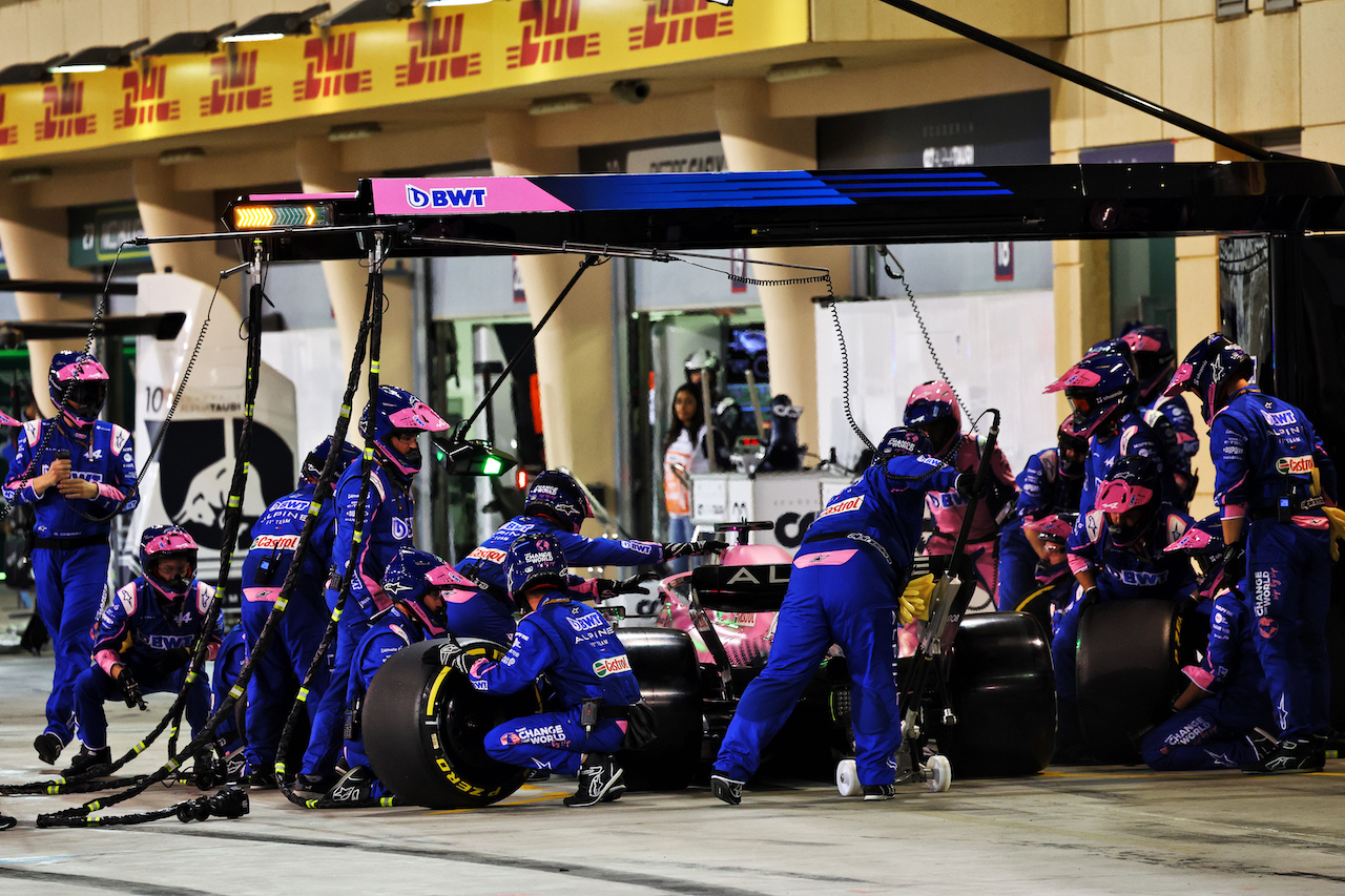 GP BAHRAIN, Fernando Alonso (ESP) Alpine F1 Team A522 makes a pit stop.
20.03.2022. Formula 1 World Championship, Rd 1, Bahrain Grand Prix, Sakhir, Bahrain, Gara Day.
- www.xpbimages.com, EMail: requests@xpbimages.com © Copyright: Batchelor / XPB Images